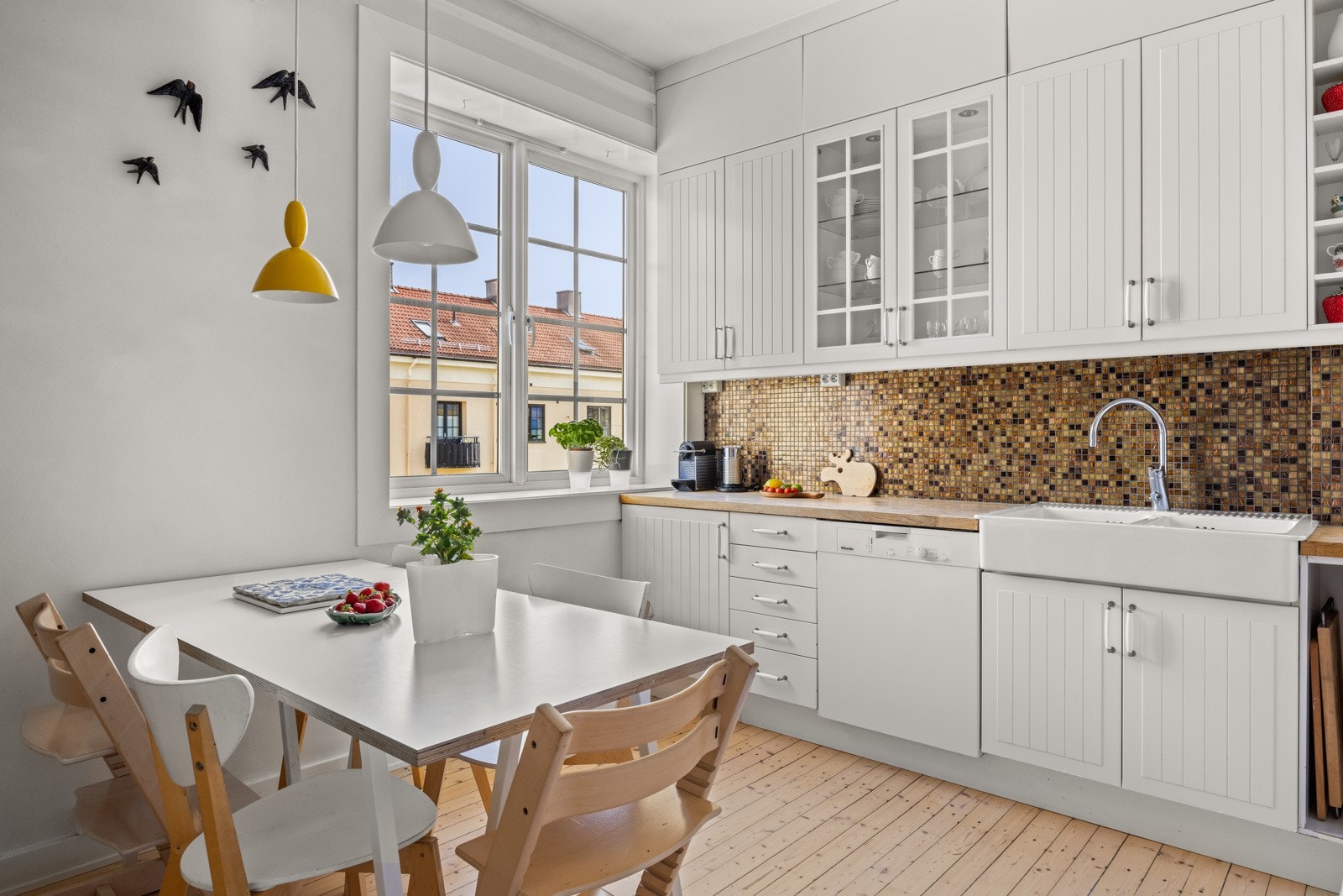 Ved den store vindusflaten har du plass til et spisebord som gjør at også kjøkkenet blir et naturlig oppholdsrom og samlingspunkt. Galleribilde