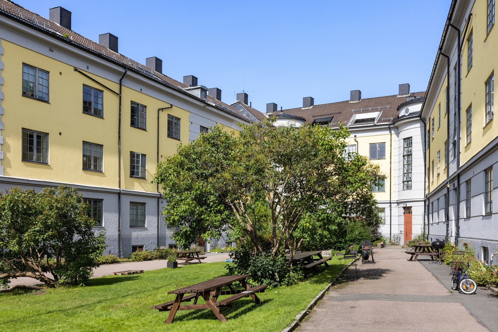 Gårdsrommet er avskjermet og meget barnevennlig, og fungerer som et flott sosialt møtested for beboerne. Galleribilde