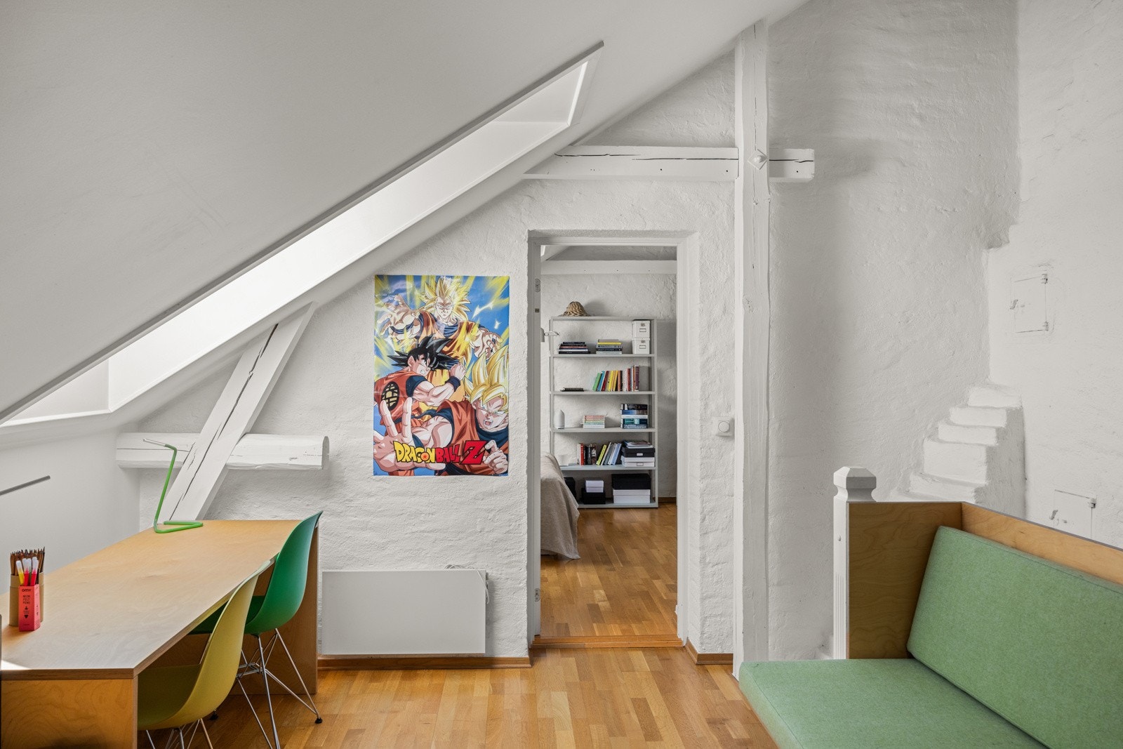 Loftsetasjen er innredet med et stort oppholdsrom som er delt opp i ulike soner, et romslig soverom og baderom. Galleribilde