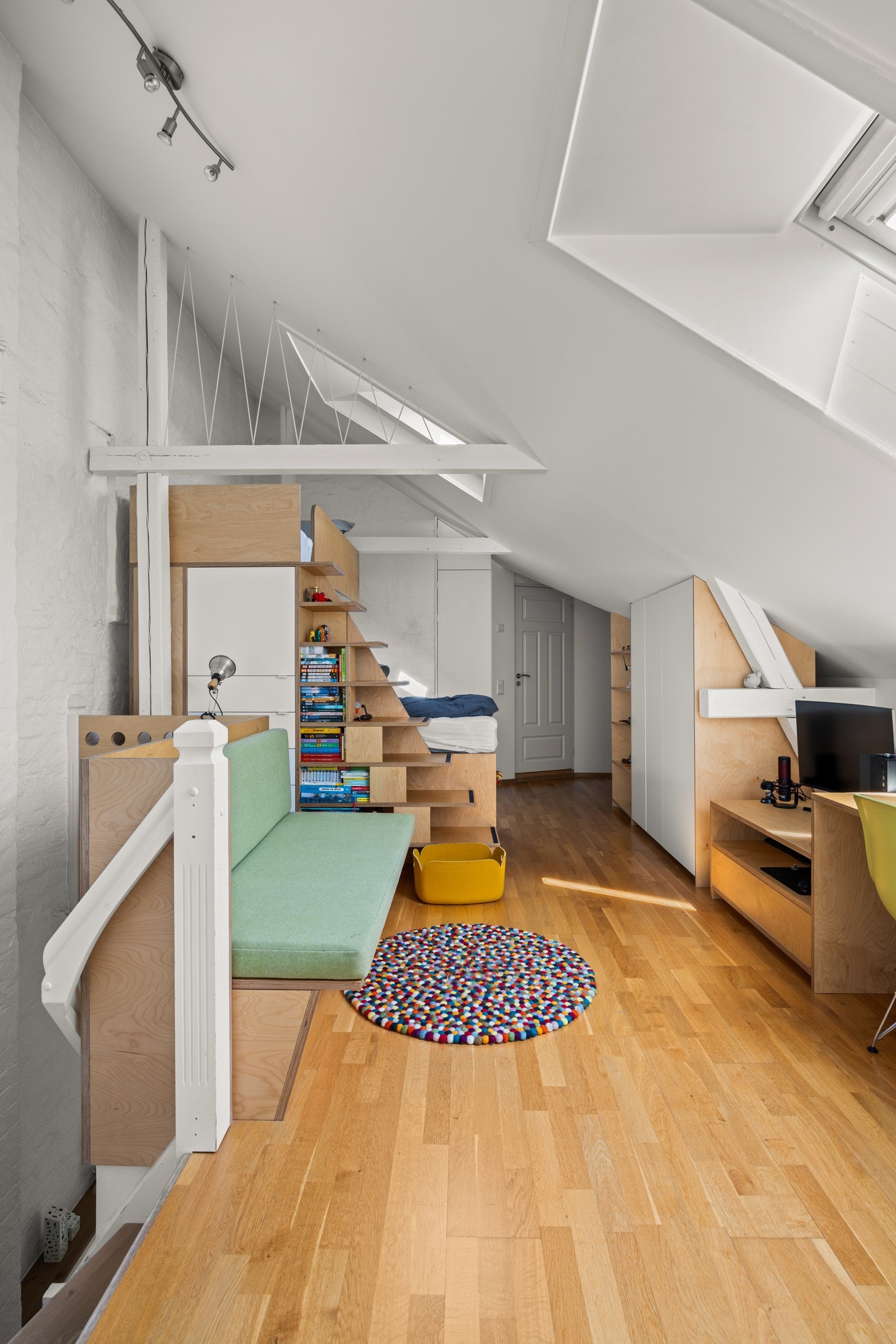 Takvinduene slipper inn fint lys som sammen med den fantastiske takhøyden gir en god og luftig romfølelse. Det er også synlige originale takbjelker som er hvitmalt. Galleribilde