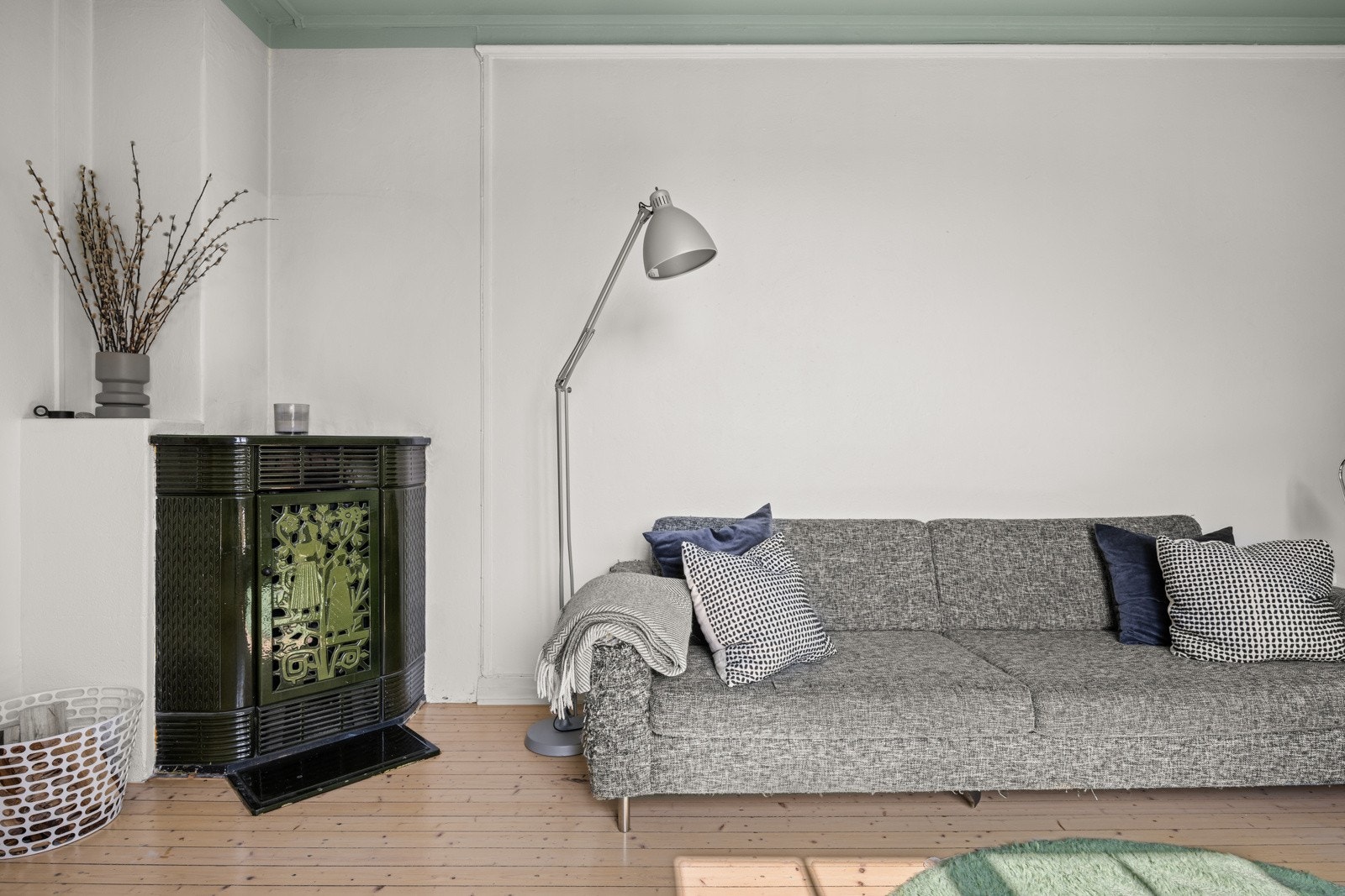I hjørnet av stuen har du en klassisk vedkamin som er et lekkert møbel i seg selv, men som også gir god varme på kalde høst- og vinterdager. Galleribilde