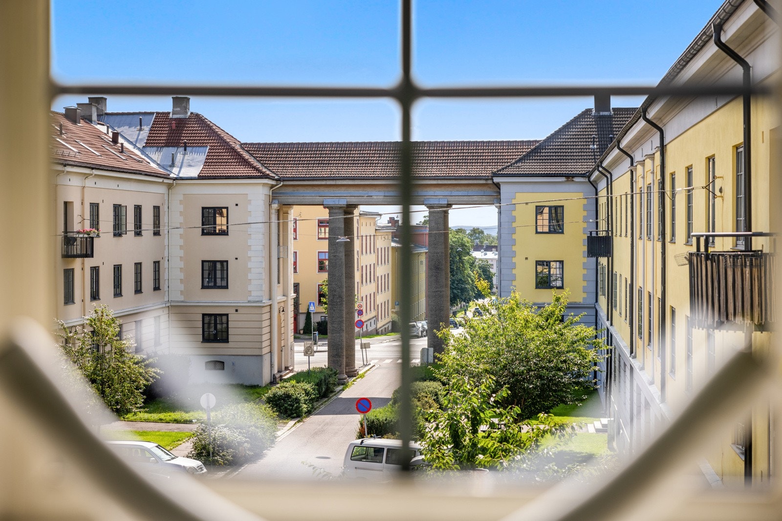 Her bor du på toppen med lite innsyn og hyggelig utsyn mot de flotte søylene som er kjennetegnet til gården. Galleribilde