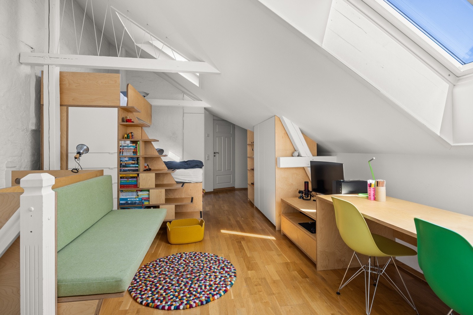 Det store oppholdsrommet er fint delt opp i ulike soner og er innredet med arkitekttegnede og plassbygde løsninger. Galleribilde