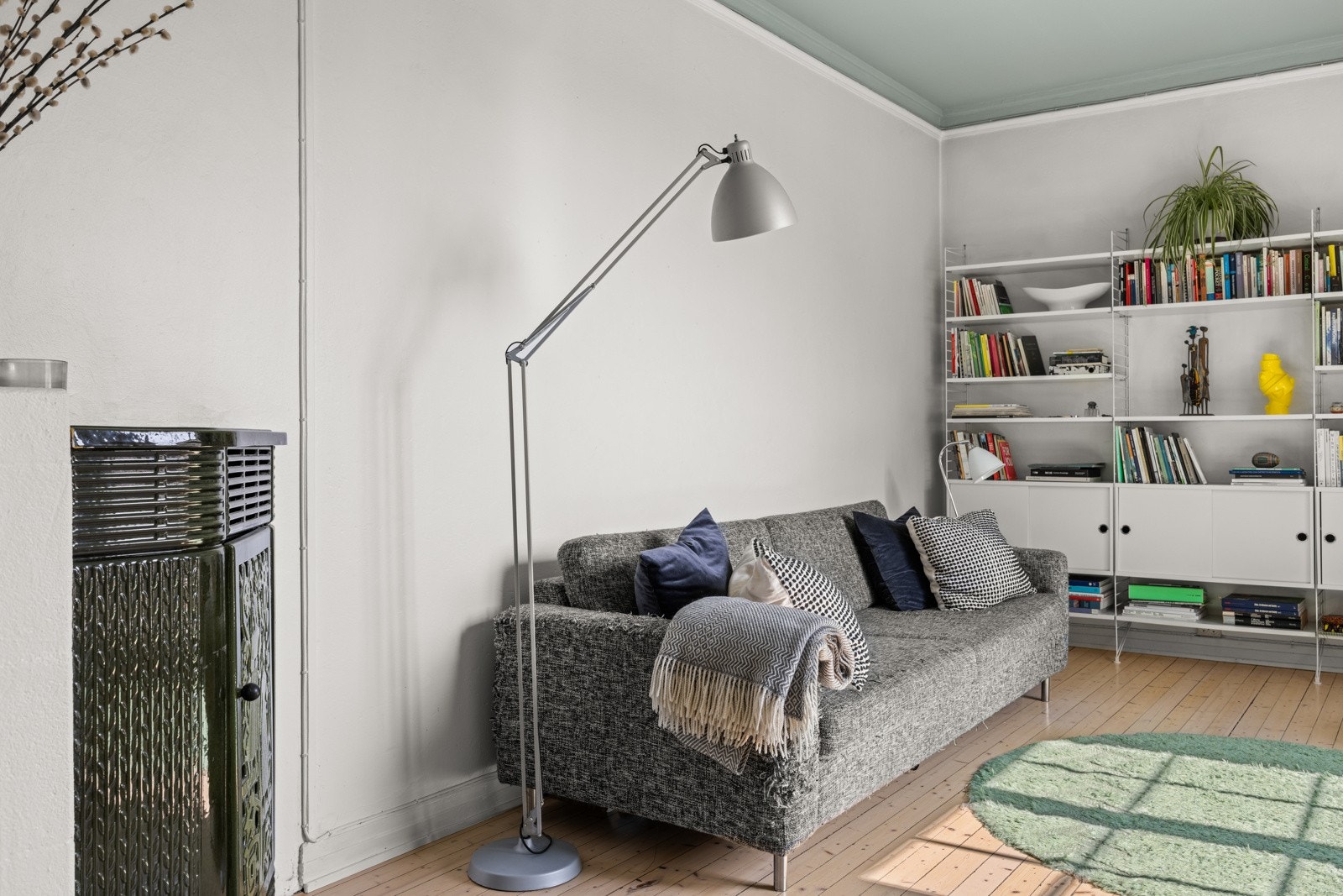 God standard med flotte originale tregulv og lysmalte overflater som står i fin kontrast til himlingen som er malt i en nydelig farge. Galleribilde