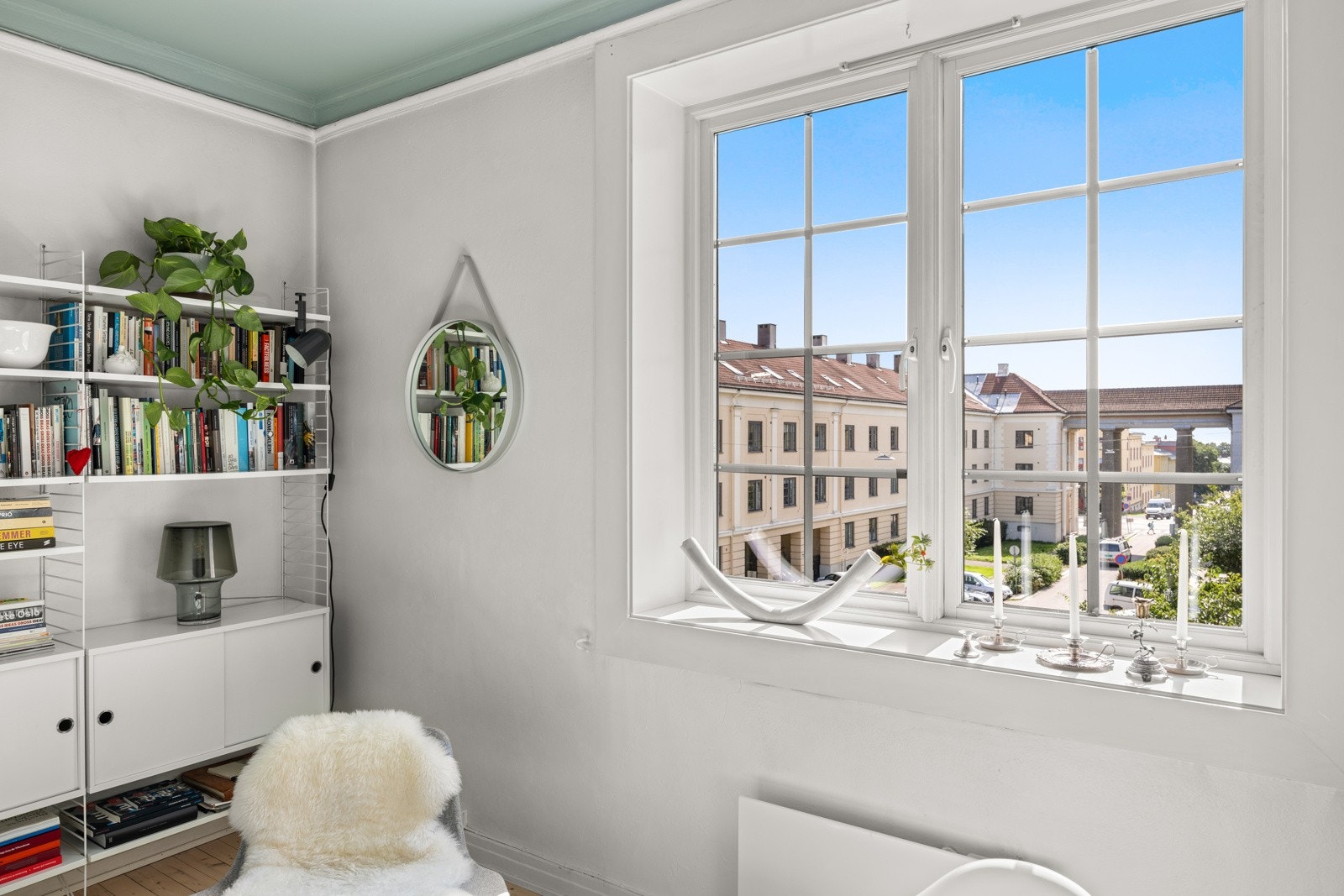 Den store og klassiske vindusflaten slipper inn rikelig med naturlig lys, og den brede vinduskarmen er perfekt for planter og dekor. Galleribilde