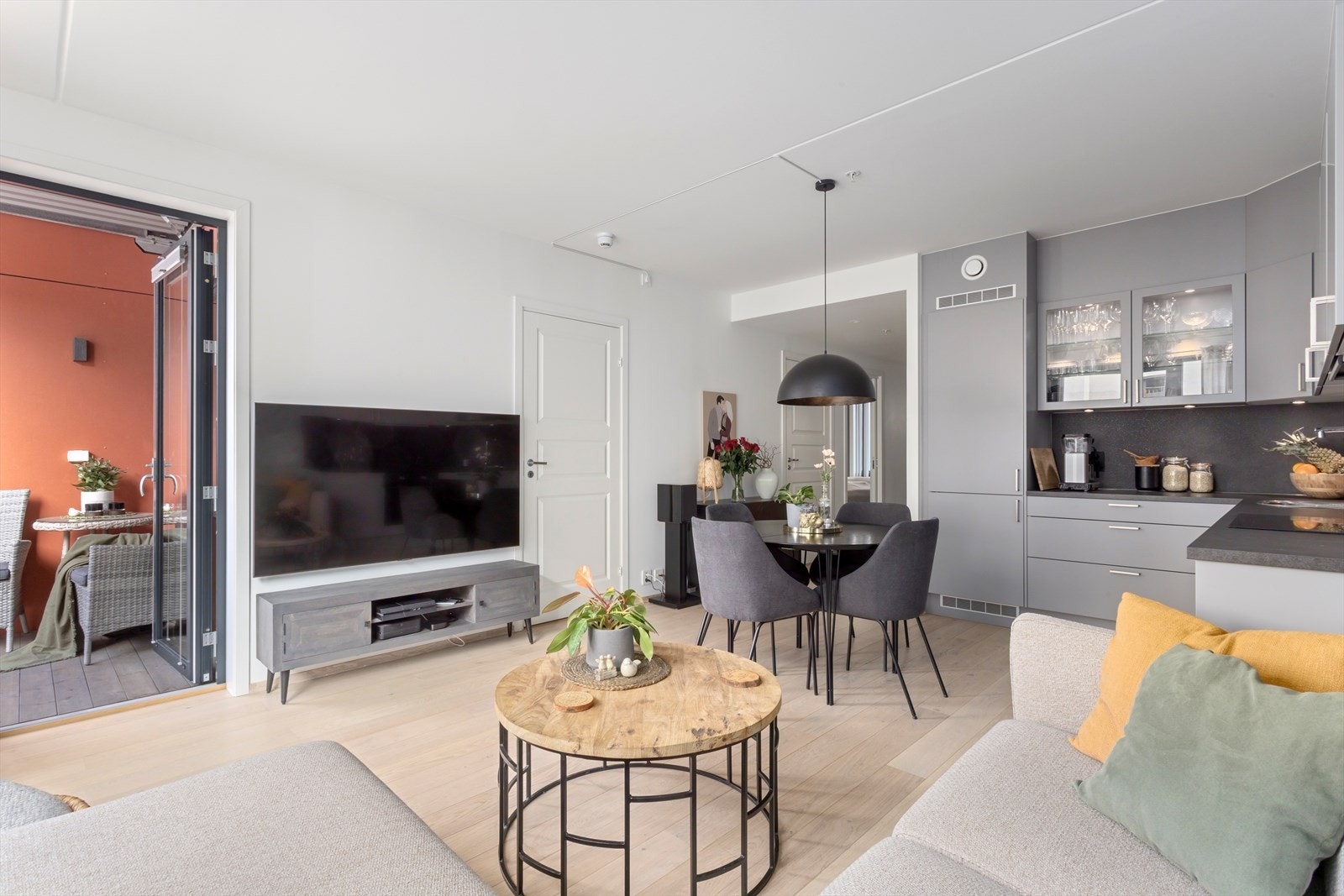 Fra stuen har du utgang til en lun balkong. Galleribilde