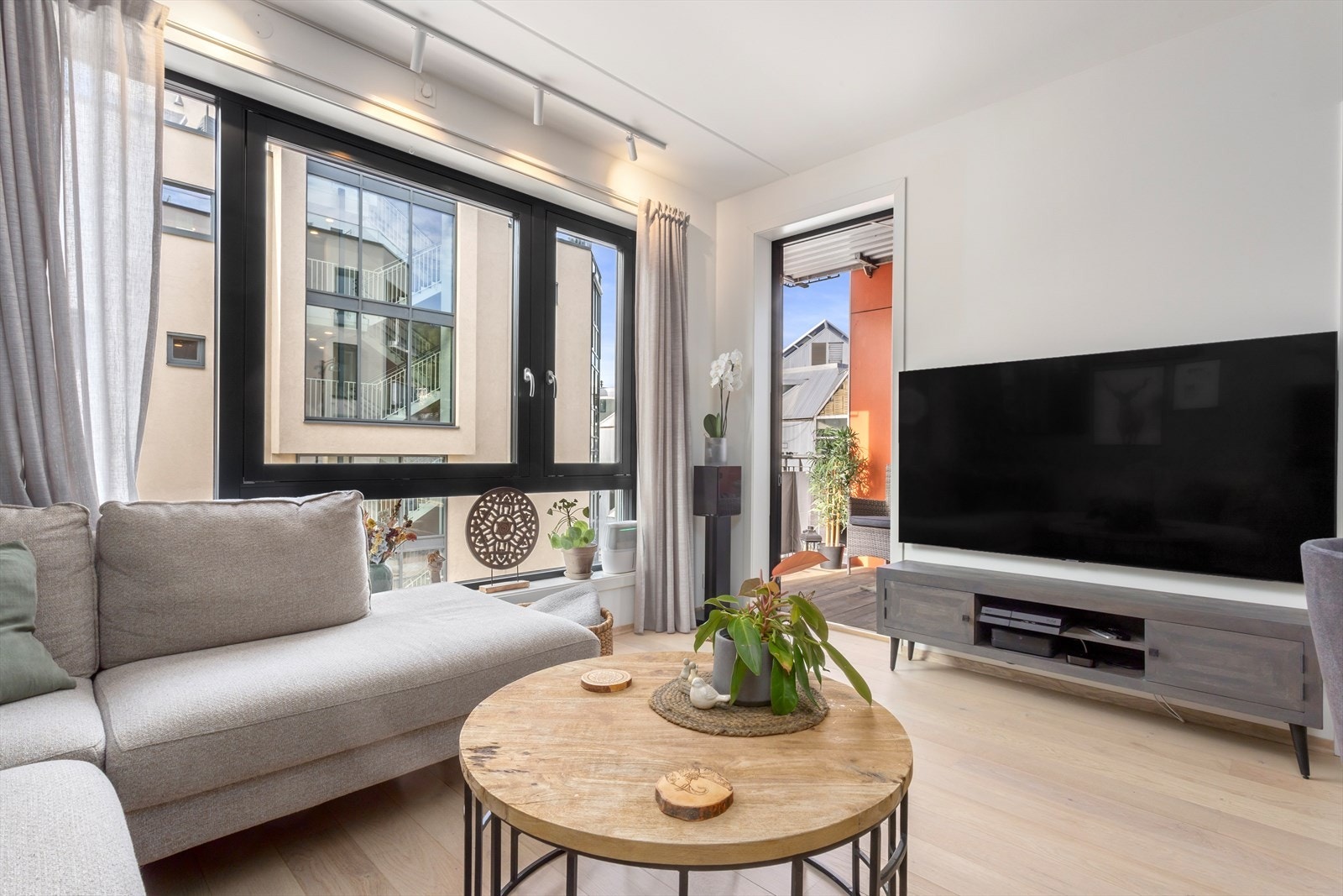 Det er gode møbleringsmuligheter med plass til både sofagruppe og spisebord. Galleribilde