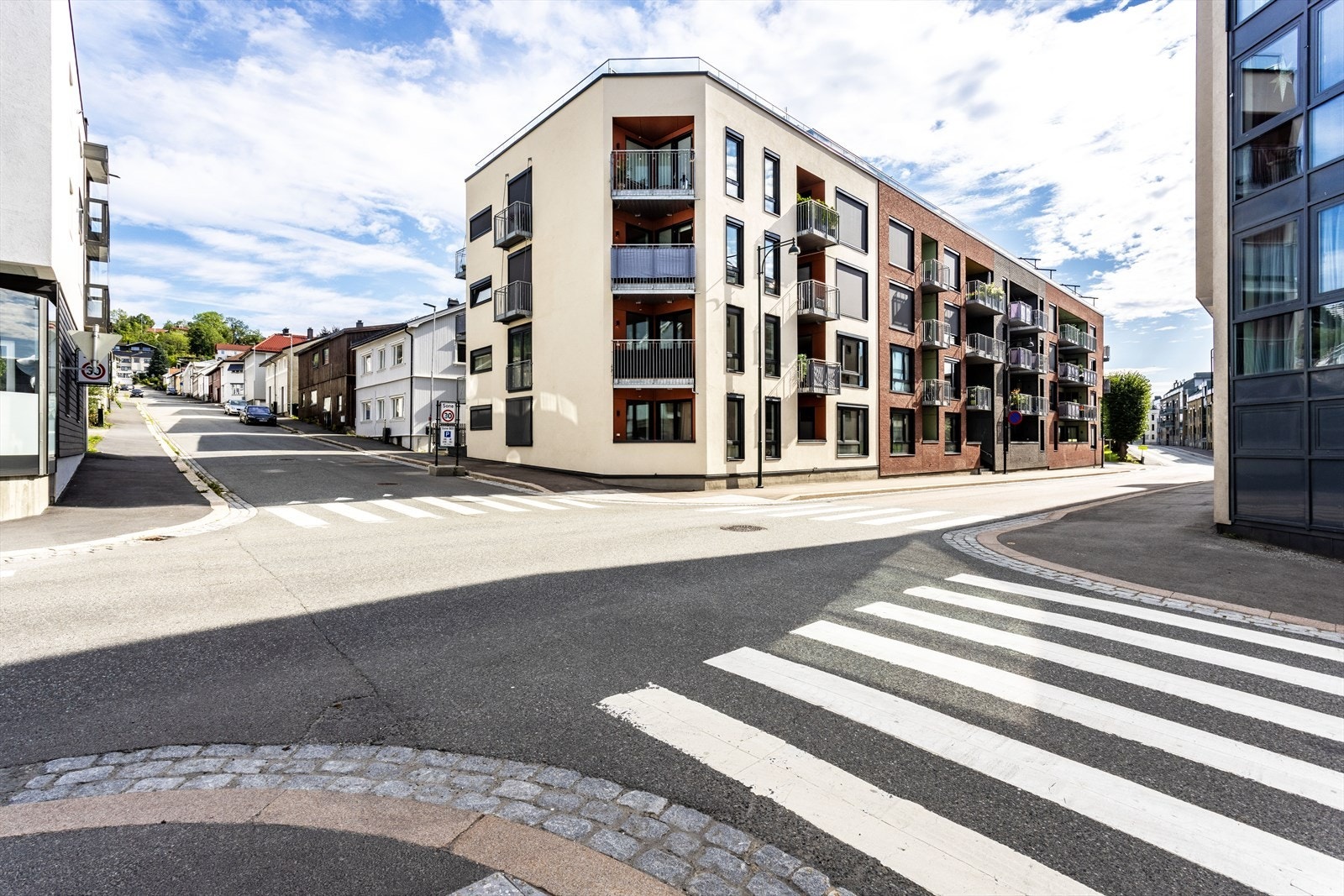 Leiligheten disponerer en parkeringsplass i felles garasjekjeller. Galleribilde