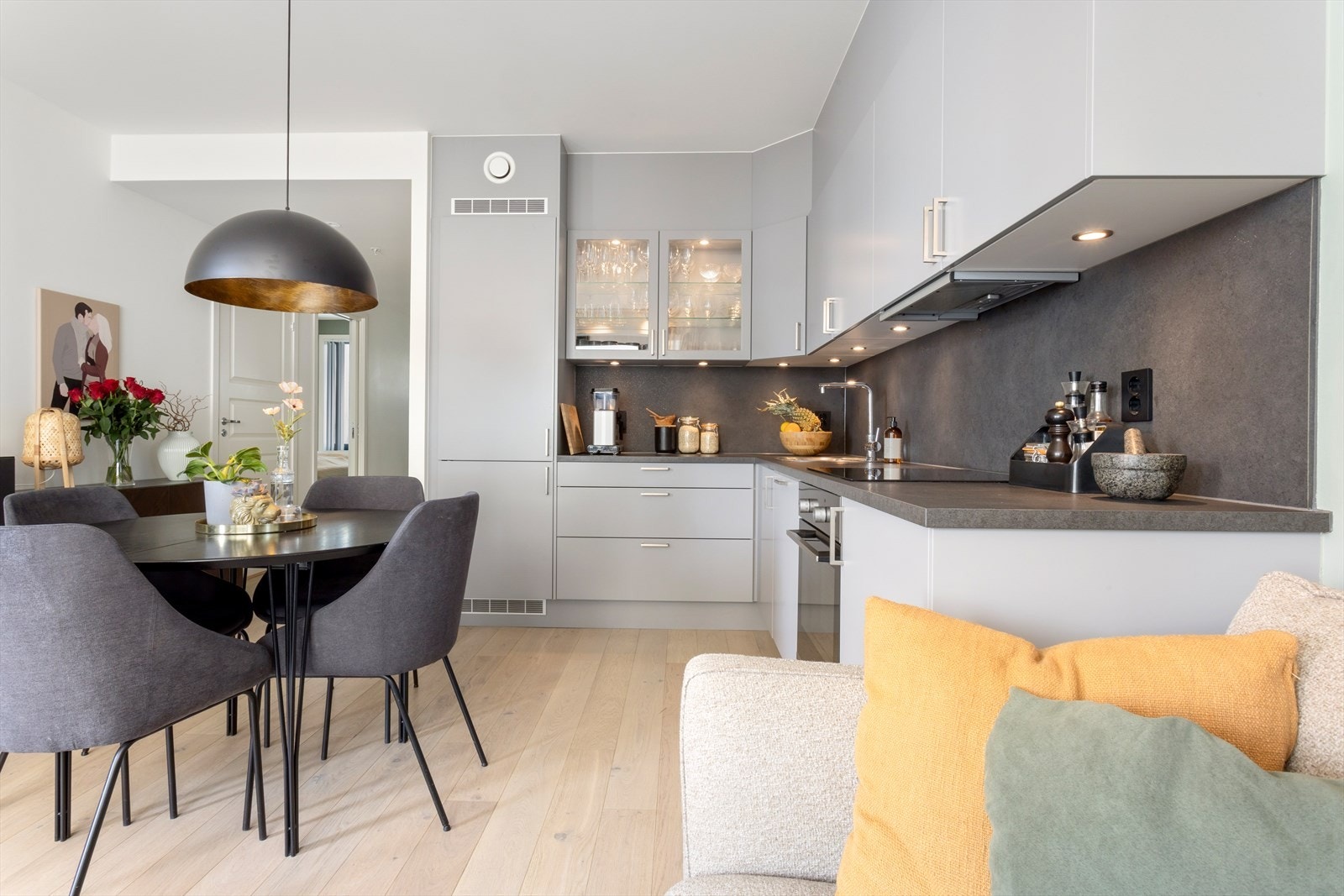 Innredningen har integrerte hvitevarer bestående av stekeovn, platetopp, kjøl/frys og oppvaskmaskin. Galleribilde