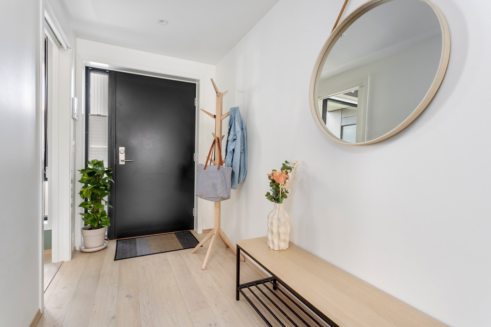 Vel inne i entreen blir du møtt av en tiltalende standard med enstavs parkett på gulvet og hvite overflater forøvrig. Galleribilde