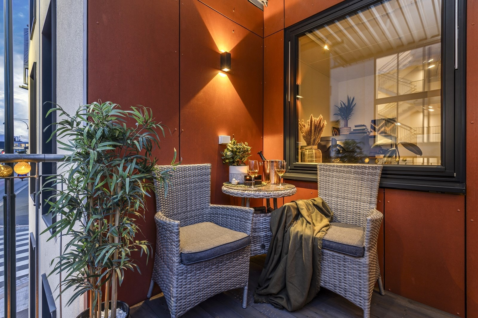 På balkongen kan du sitte skjermet for vær og vind. Galleribilde