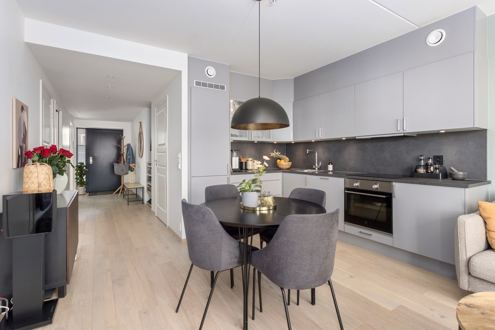 Du har fint med plass både på benken samt i skap og skuffer. Galleribilde