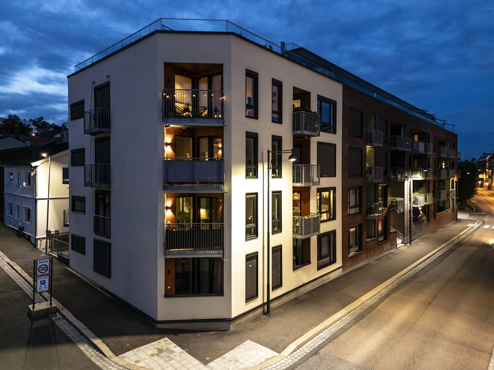 Leiligheten har en særdeles sentral beliggenhet i et attraktivt område på Bragernes med få minutters gangavstand til sentrum med de fleste servicetilbud. Galleribilde