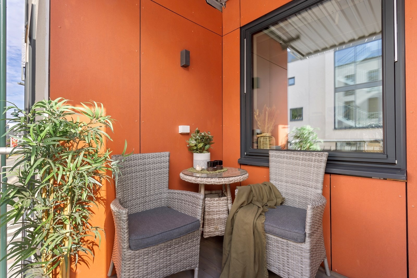 Balkongen er overbygget, noe som gir ly for regn eller sterk sol. Galleribilde