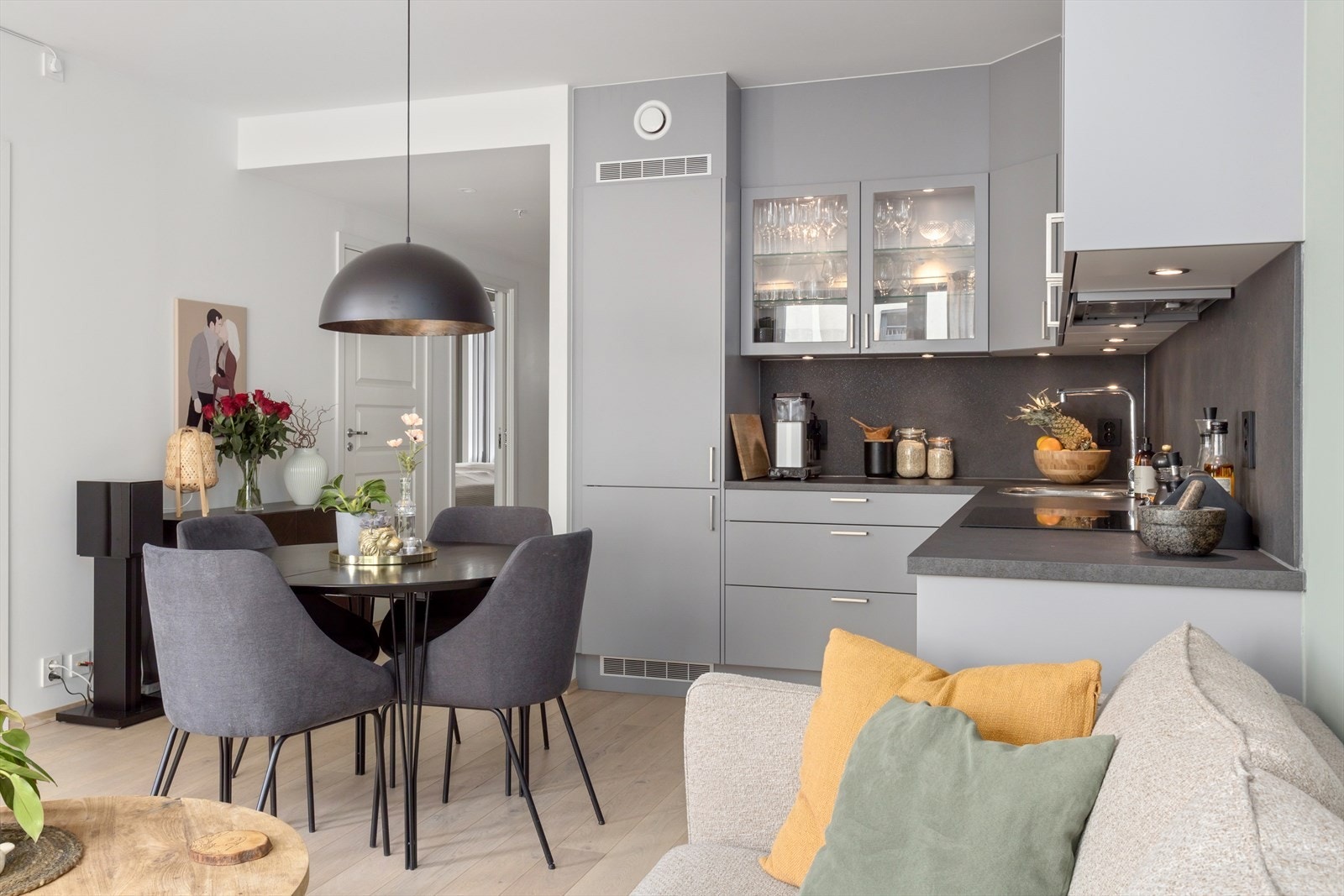 Kjøkkenet og stuen er i en åpen løsning, noe som er både plassbesparende og sosialt. Galleribilde