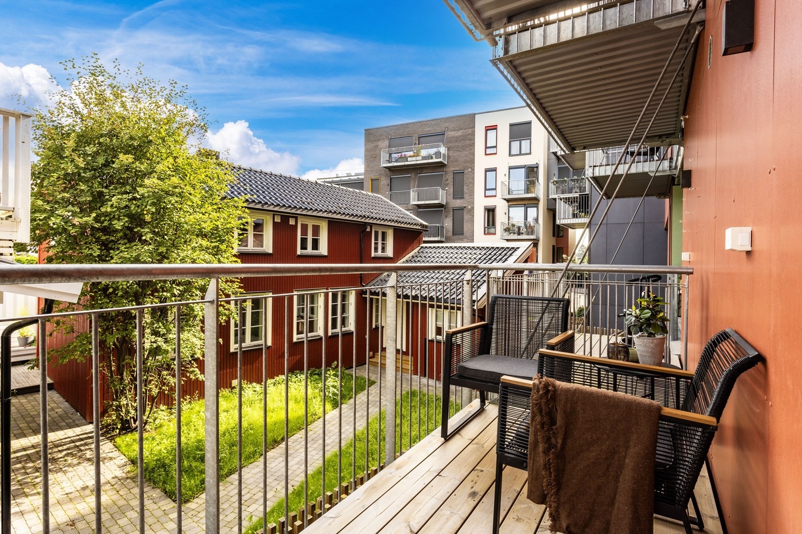 Balkong nummer 2 er vendt inn mot en koselig bakgård. Galleribilde