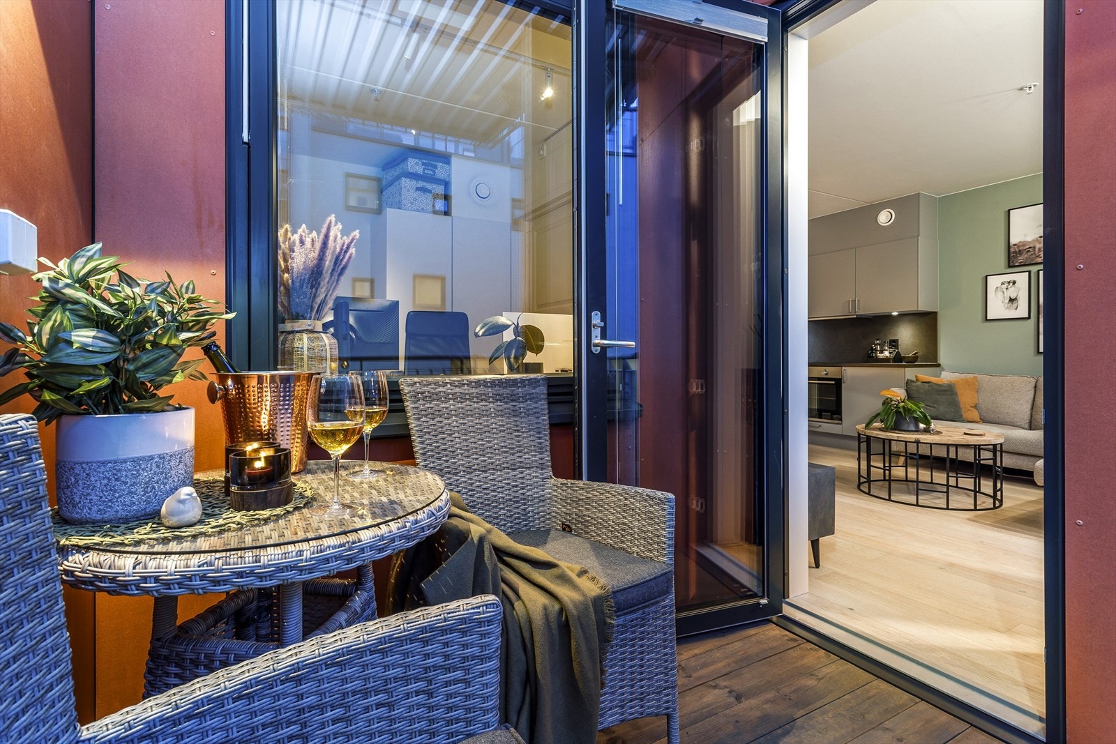 Det er også fint å sitte her på kveldstid. Det er både belysning og strømuttak her. Galleribilde