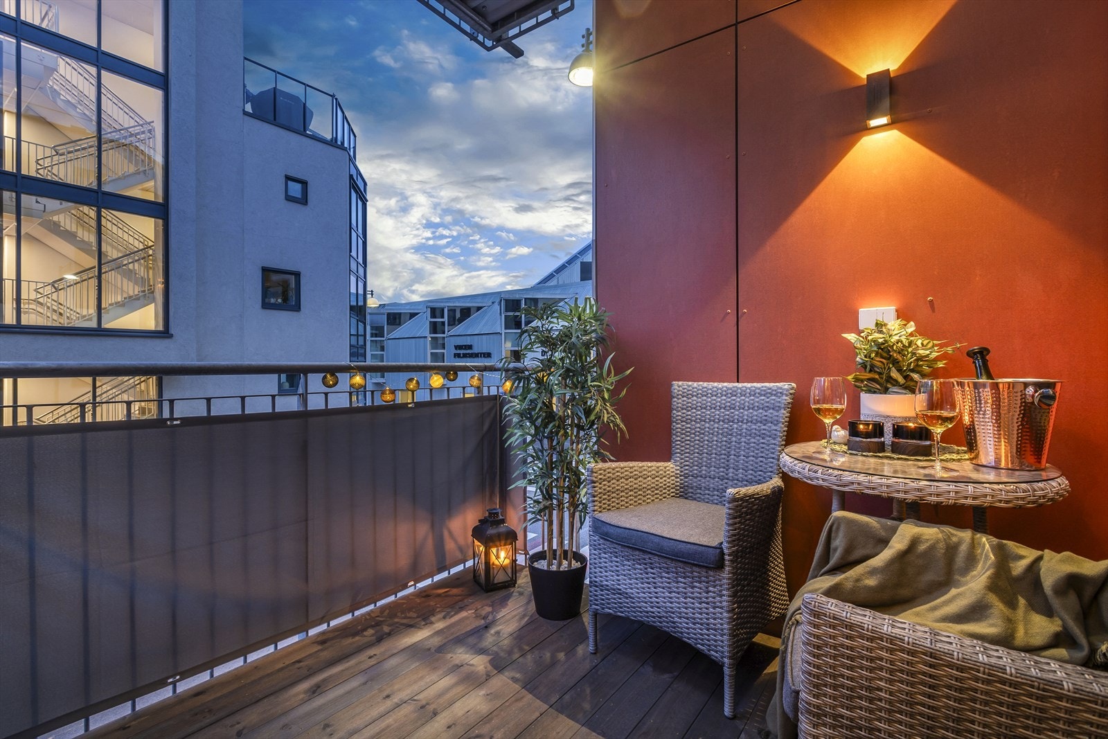 Her kan du nyte fine solforhold om sommeren, kanskje med noe godt i glasset? Galleribilde