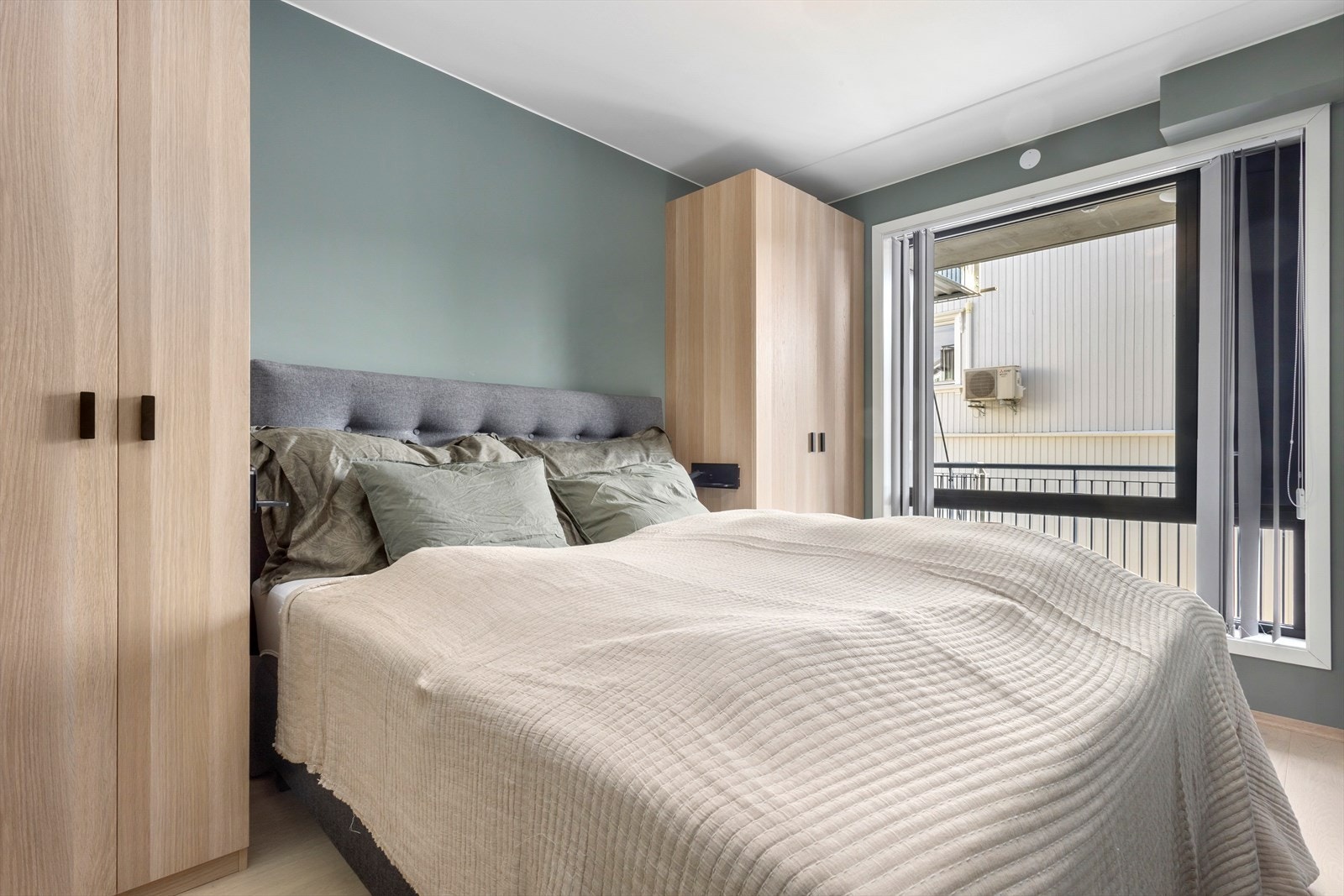 Her har du lekre garderobeskap som står fint til fargevalgene i rommet. Galleribilde