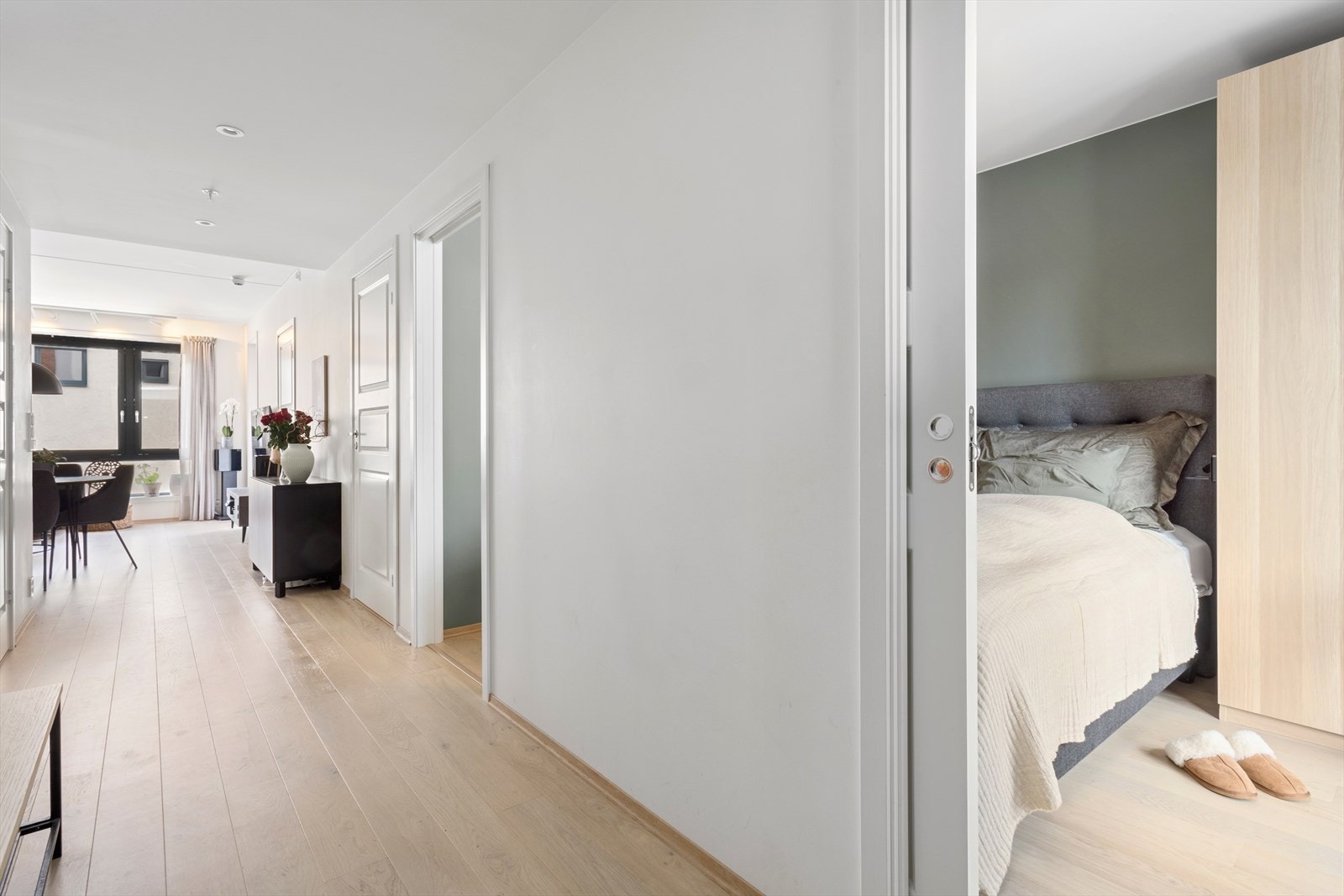 Leiligheten har to fine soverom, der hovedsoverommet har to inngangsdører slik at sengen fint kan plasseres på tvers av rommet. Galleribilde