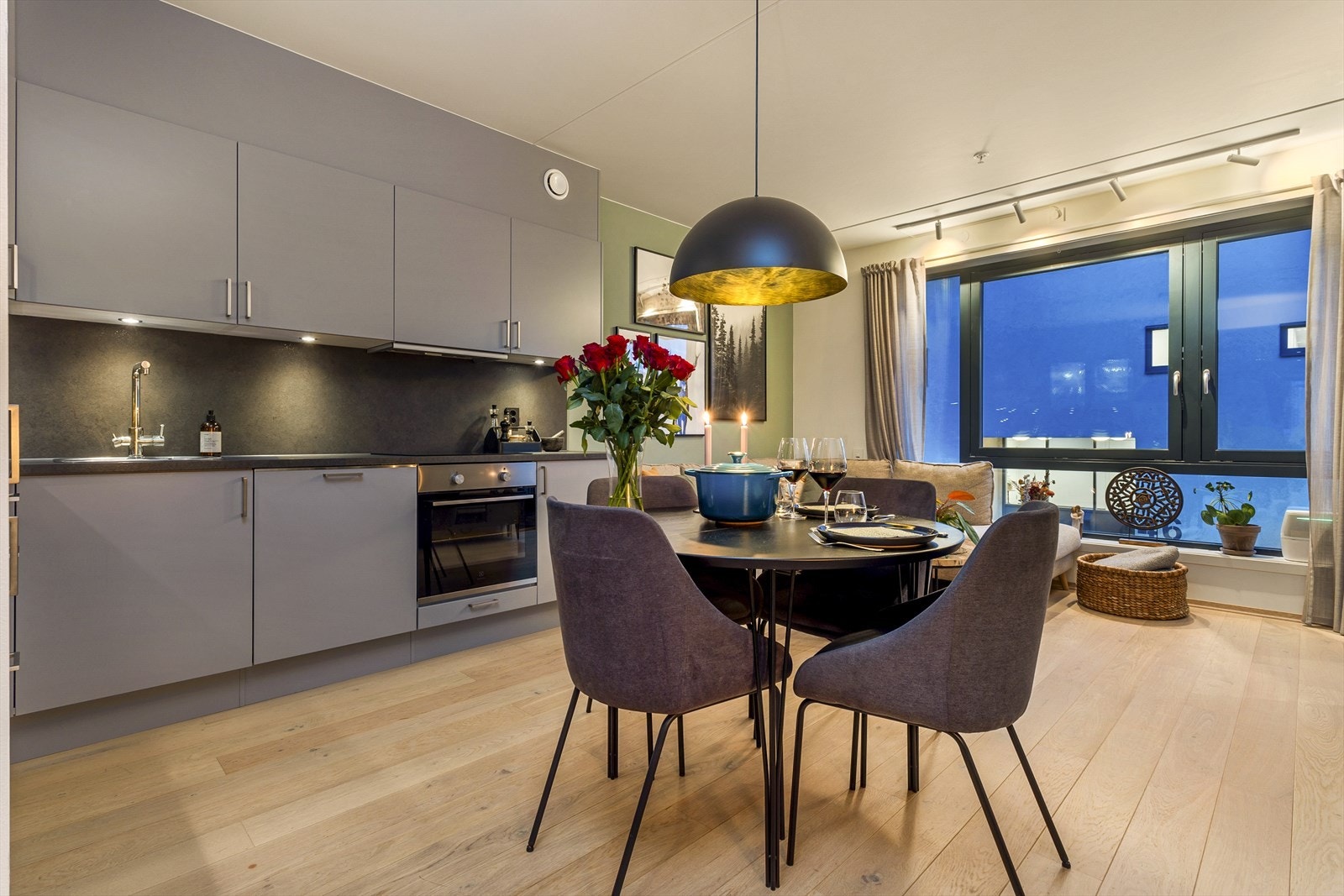 Kjøkkenet er praktisk utbygget med alt du trenger for å diske opp med et godt måltid. Galleribilde