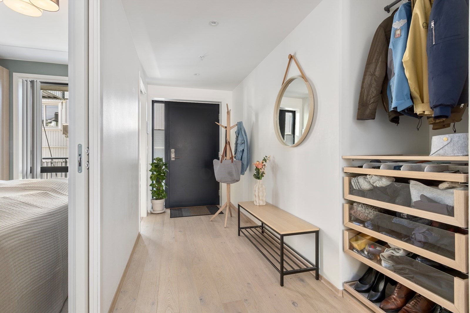 Entreen har en praktisk garderobeløsning med skuffer, hylle og oppheng. Galleribilde