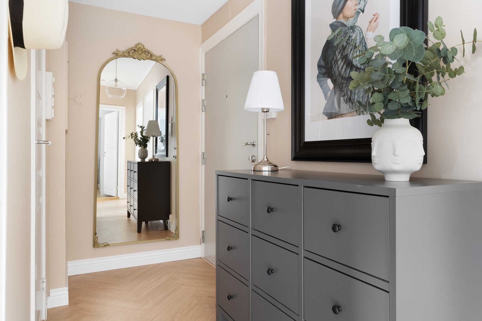 Velkommen inn. Entréen har en størrelse på 6,5 kvm. Galleribilde