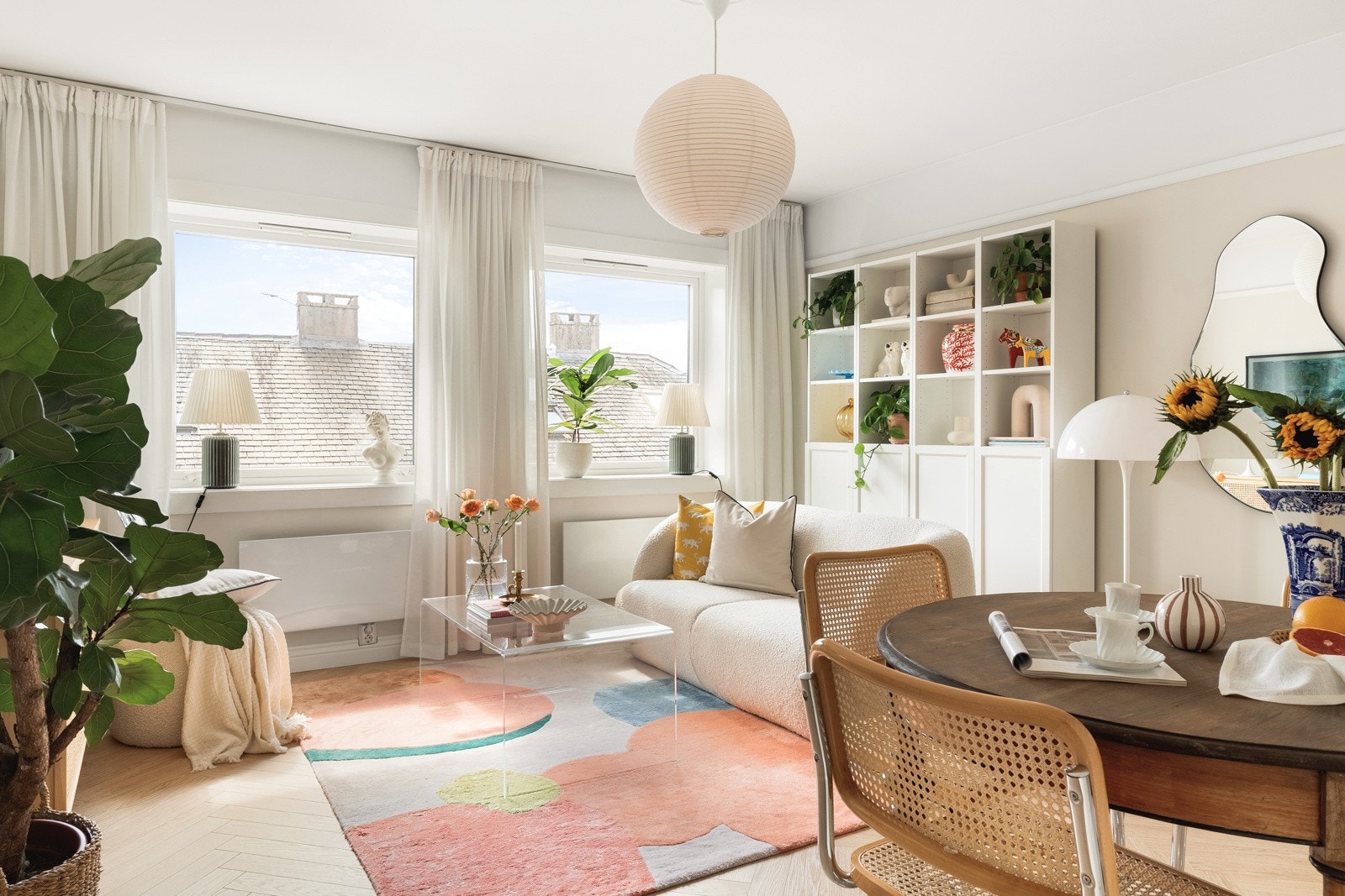 Romslig og lys stue som måler 17,6 kvm. Galleribilde