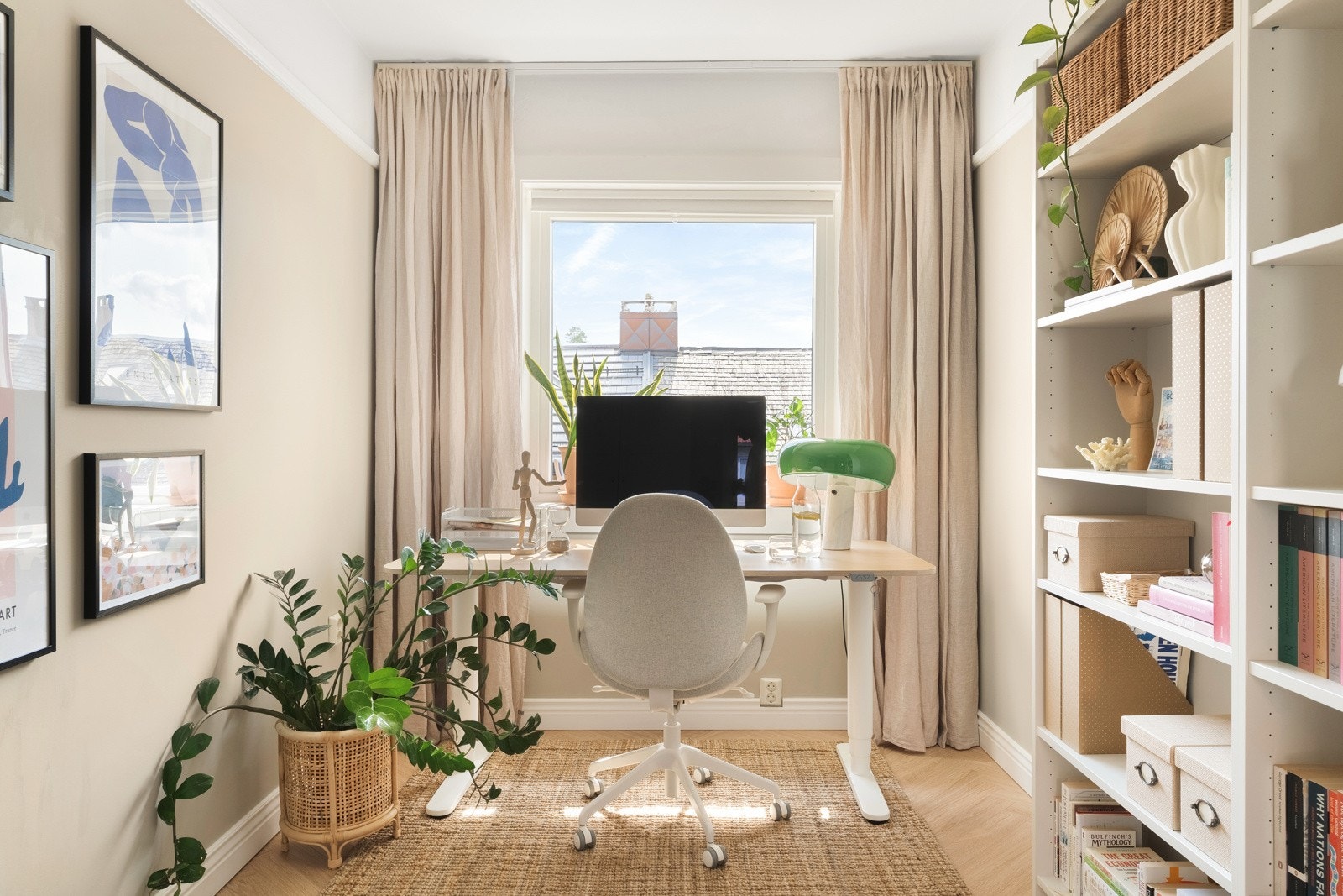 Veggene har en dus og fin fargetone, samt mye naturlig lys fra vinduet. Galleribilde