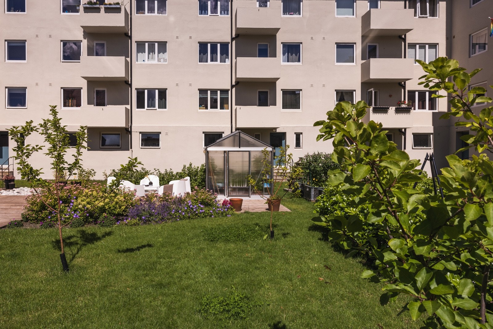 Leiligheten tilbyr et enestående bomiljø og en sjelden mulighet til å eie en bolig som kombinerer fine, grønne omgivelse og enkel tilgang på alle byens tilbud. Galleribilde