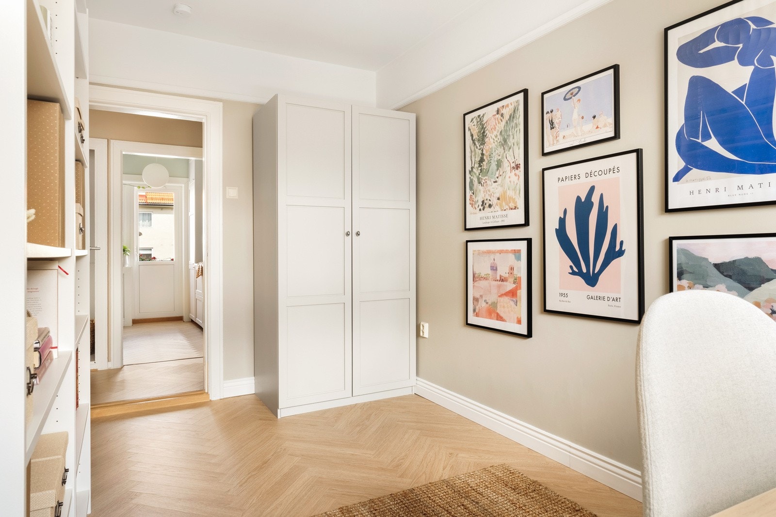 Rommet er innredet med et praktisk garderobeskap. Galleribilde