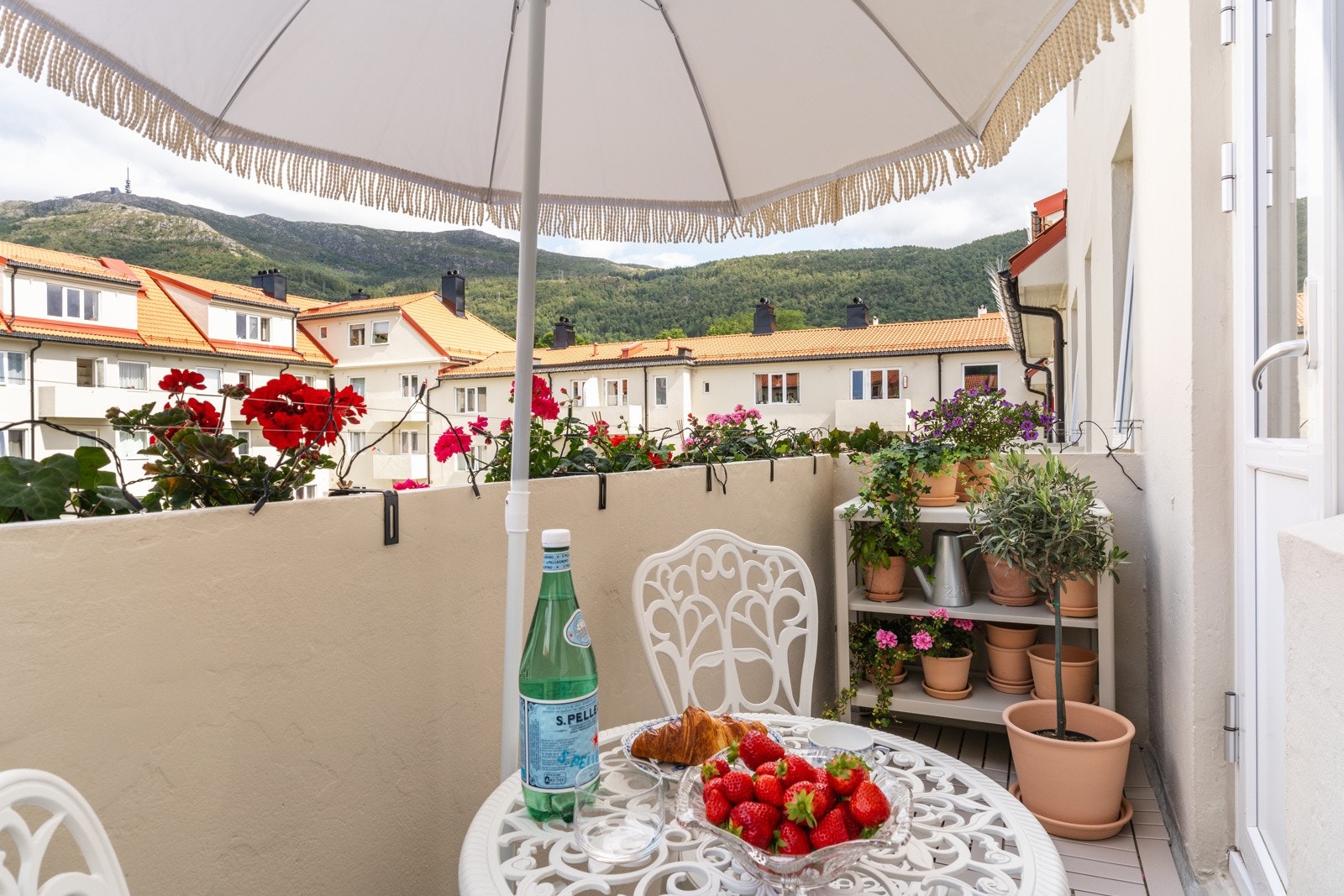 Fra kjøkkenet er det tilkomst til balkongen, som har en størrelse på 2,9 kvm. Galleribilde