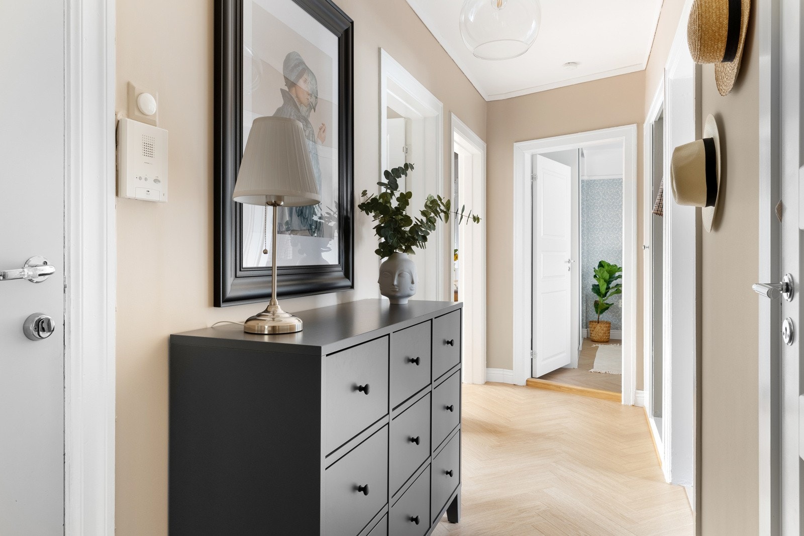 Veggene er malt i en behagelig fargetone, som harmonerer godt med det flotte fiskebensgulvet, som er gjennomgående i hele leiligheten. Galleribilde