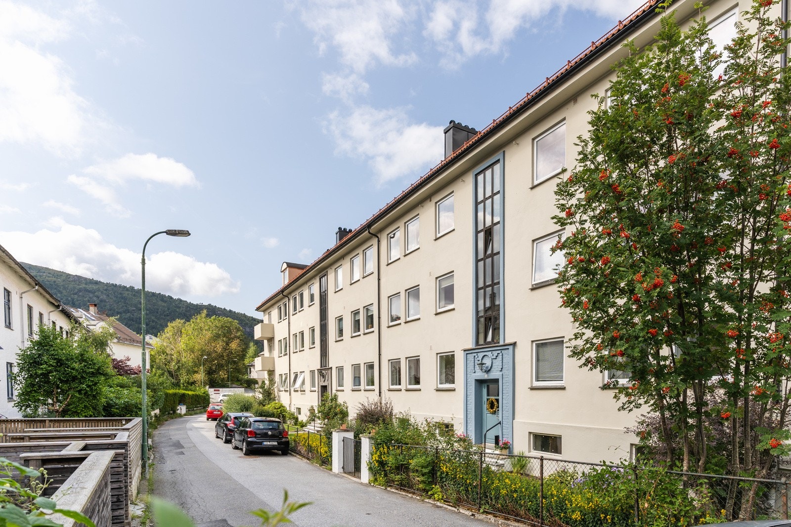 Borettslaget ligger tilbaketrukket i rolige omgivelser uten trafikkstøy, samtidig som man har alt man måtte trenge like i nærheten. Galleribilde