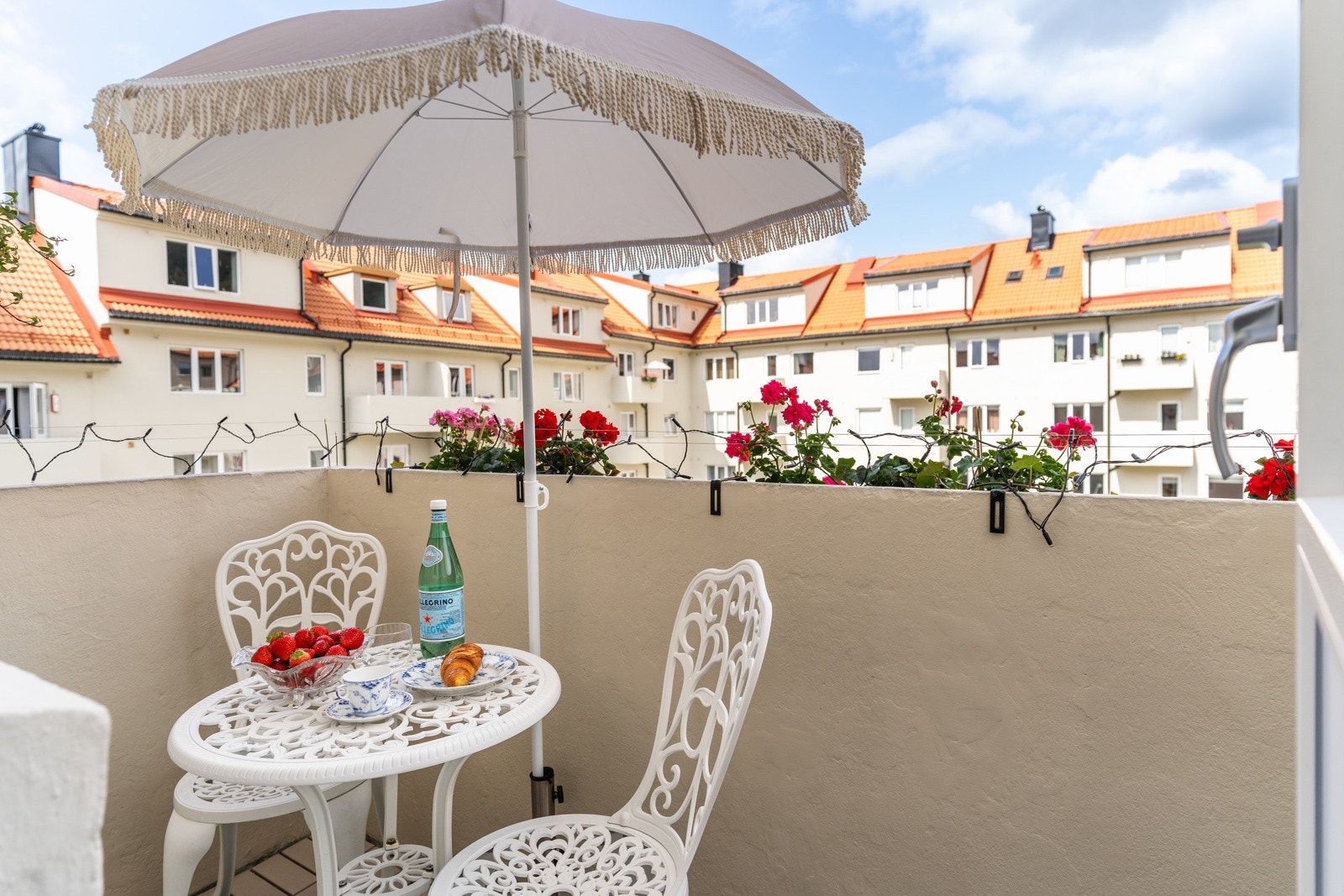 Her ble balkongene pusset og malt innvendig i 2022. Galleribilde