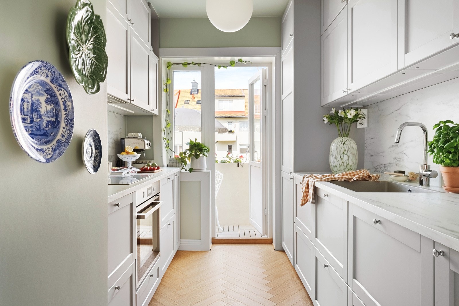 Kjøkkenet måler 6,2 kvm og er malt i en behagelig og tidsriktig farge. Kjøkkenet ble totalrenovert i 2021, inkludert oppgradert elektrisk anlegg. Galleribilde