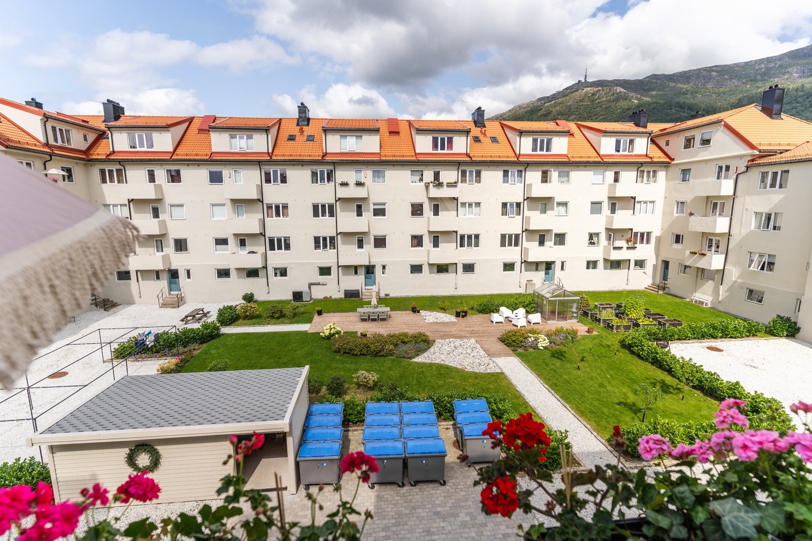 Fra balkongen er det utsikt over den koselige bakgården, som gir tilgang til et fantastisk grøntområde. Galleribilde