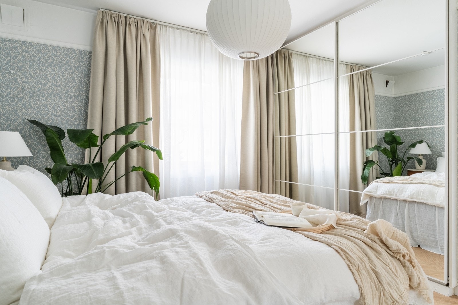 Rommet har to praktiske skyvedørsgarderober som gir godt med lagringsplass. Galleribilde