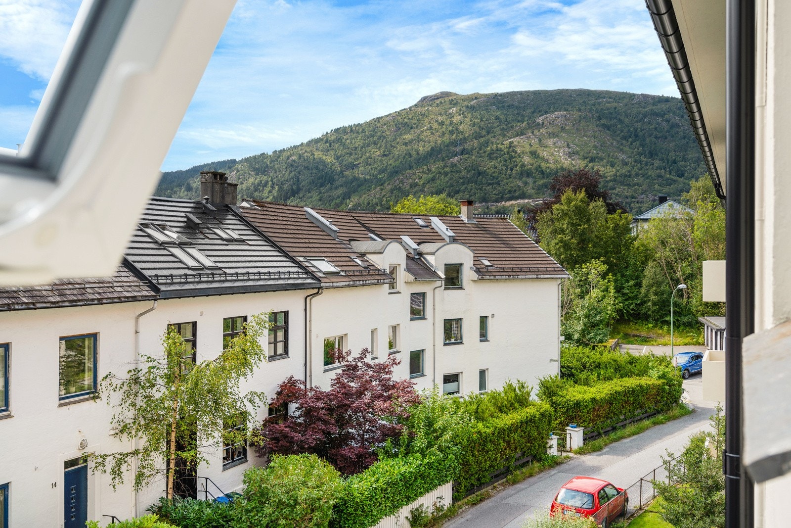 Leiligheten ligger høyt i tredje etasje, og det er ingen innsyn fra husene på andre siden. Galleribilde