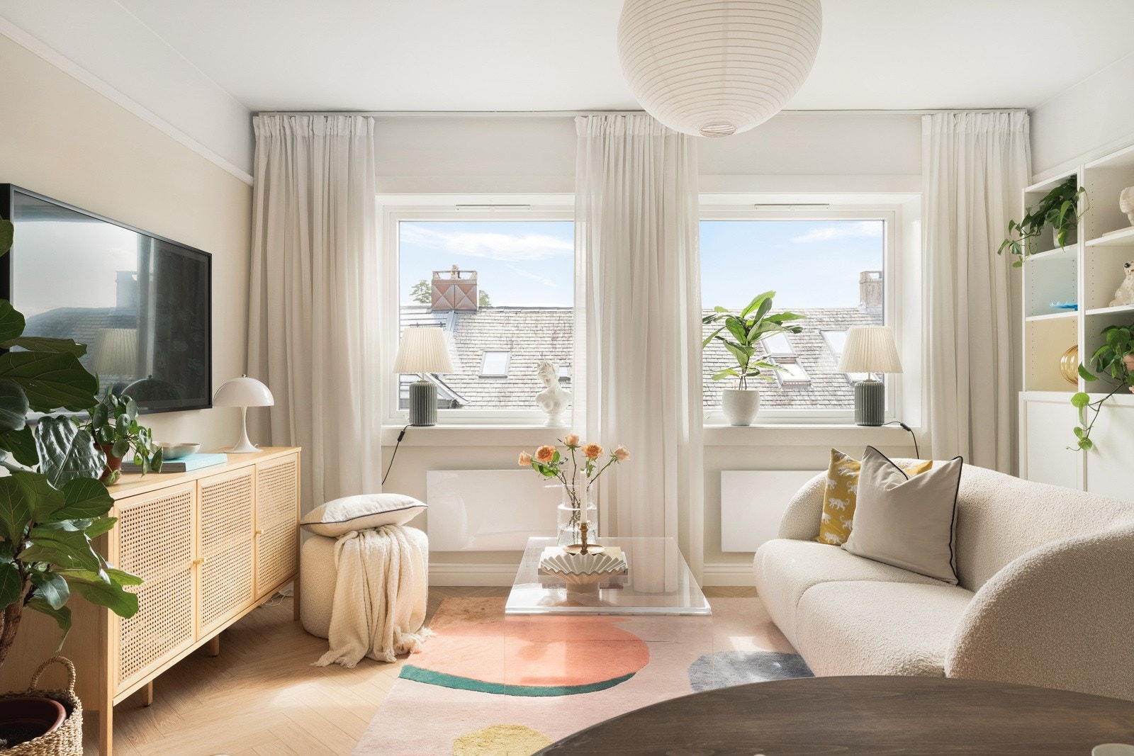 I stuen er det store vinduer som slipper inn mye naturlig lys. Galleribilde