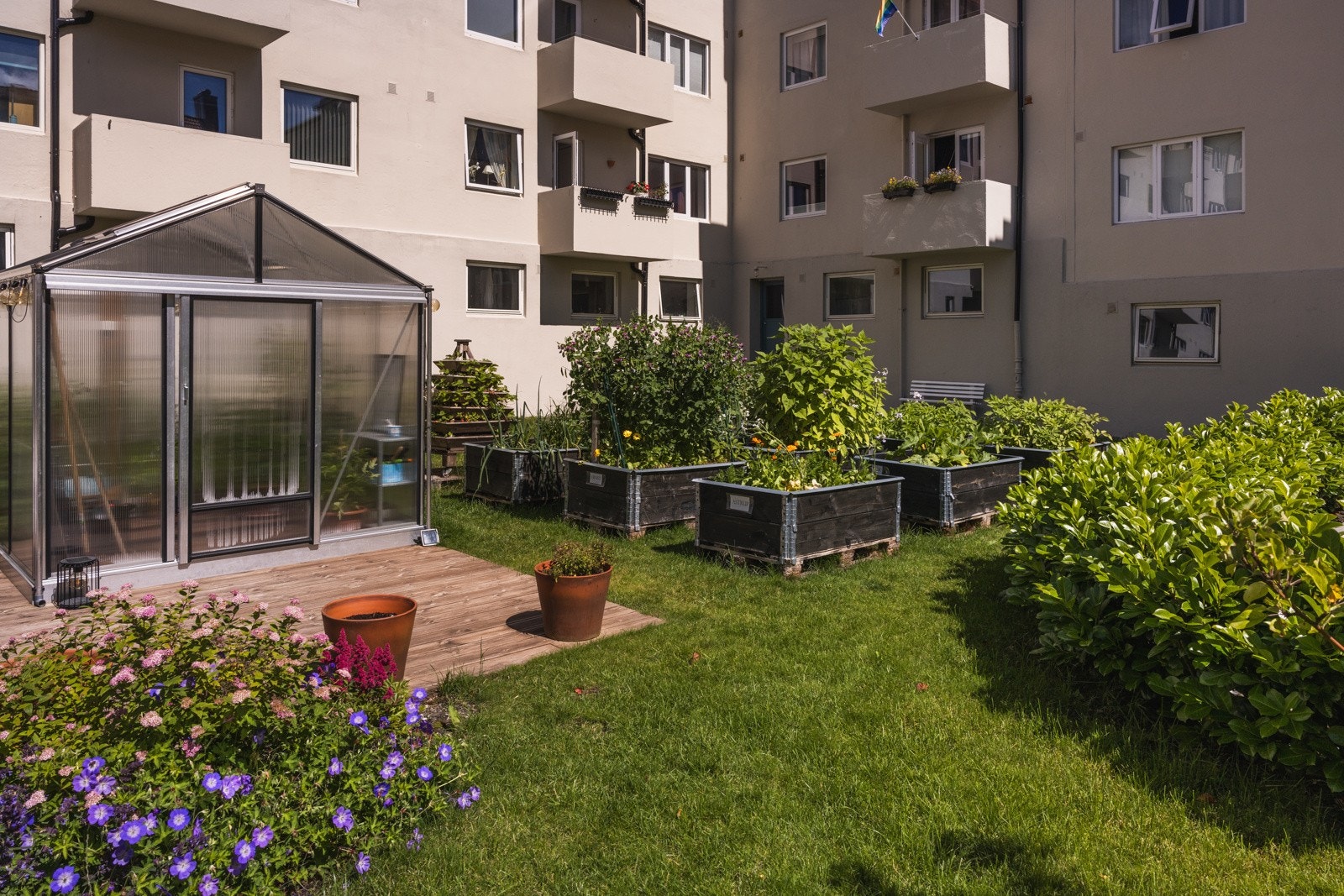 Bakgården er koselig også på vinteren. Det arrangeres julegrantenning hver desember med gløgg, pepperkaker og grilling i bålpannen Galleribilde