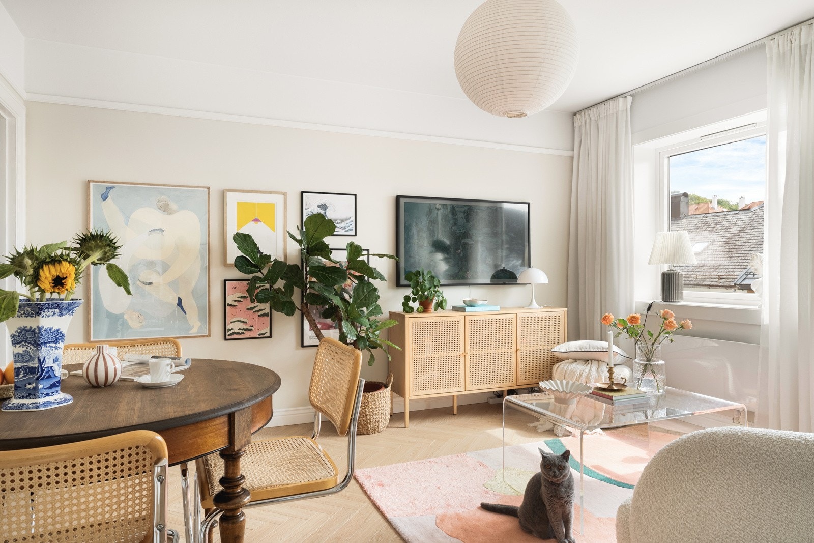 Veggene er sparklet og malt i 2024 i en lekker fargetone, som sikrer en lys og behagelig atmosfære i rommet. Galleribilde