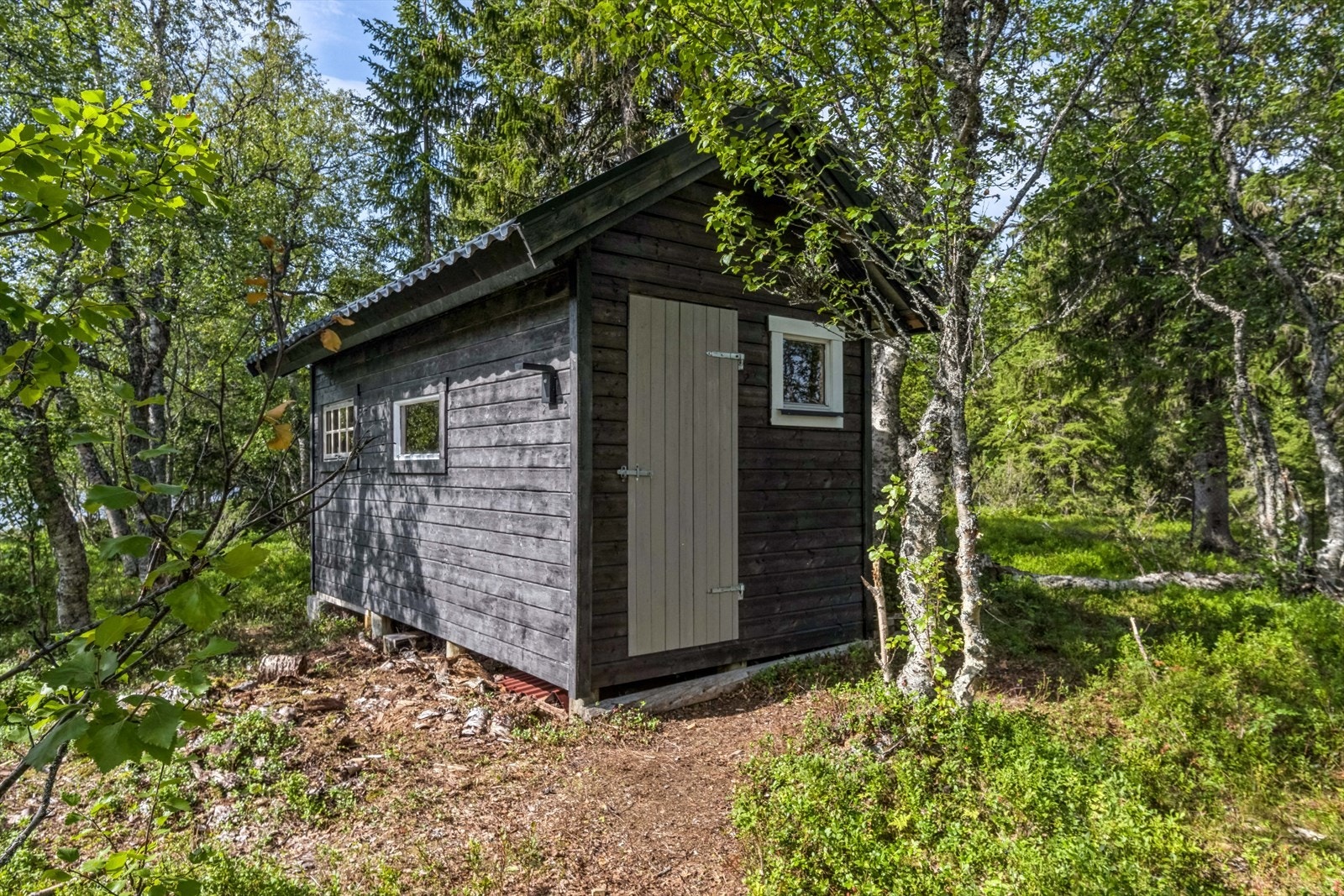 Uthus med avdelt utedo med samlet størrelse på ca. 10 m2. Bygget er av nyere dato og i bra stand iflg takstmann. Galleribilde