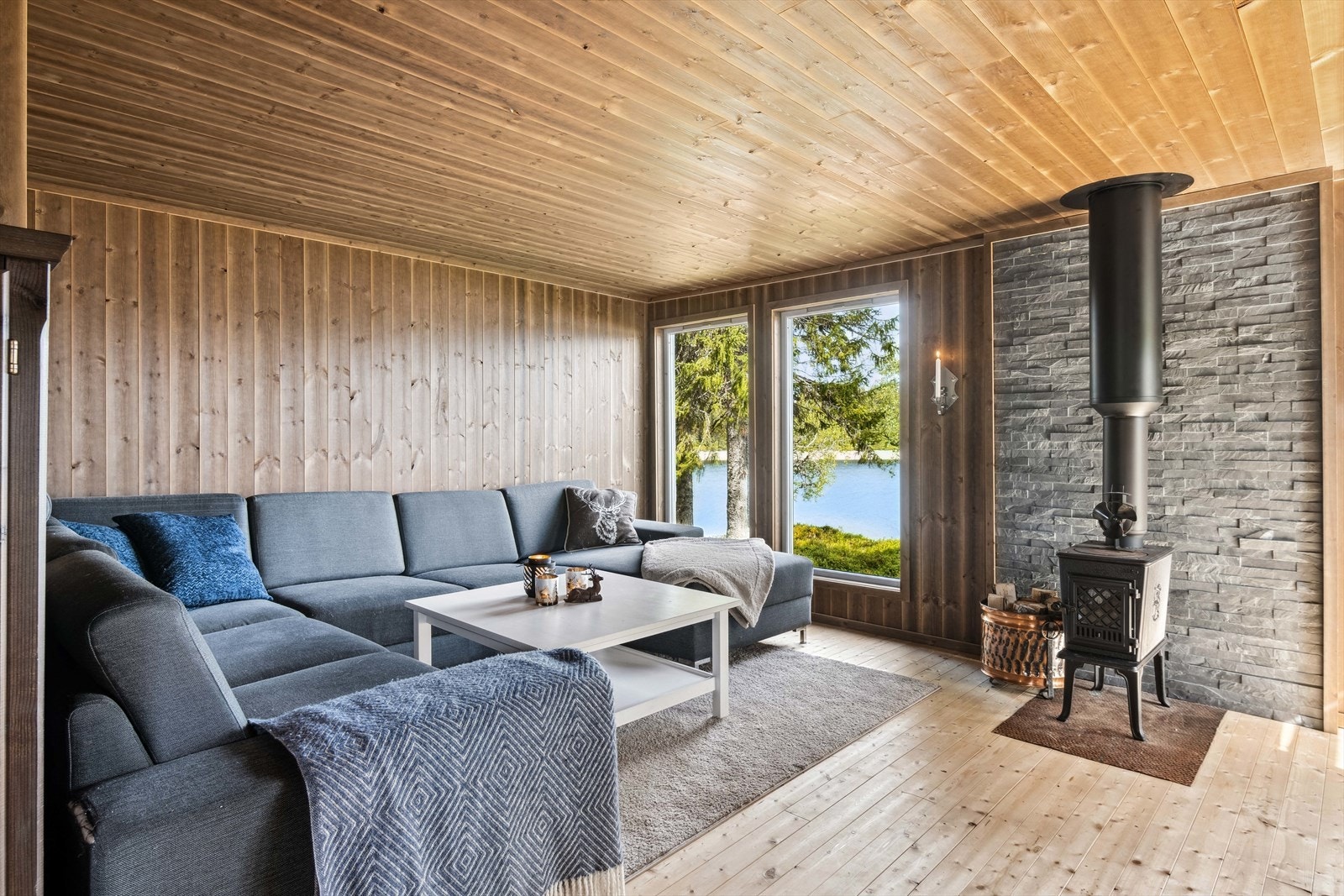 Innbydende stue! Det opplyses å være greie internett - signaler på hytta. Galleribilde