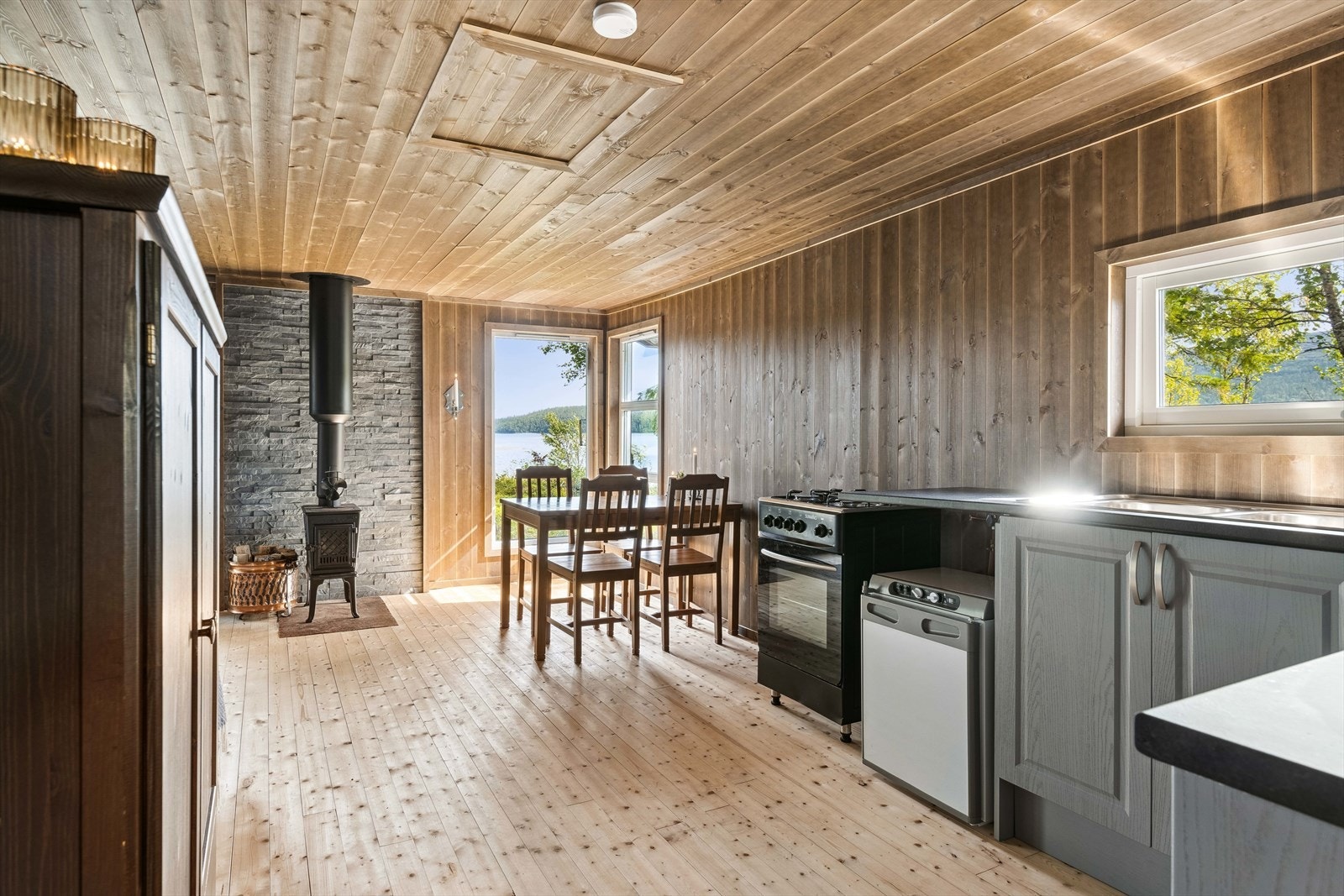 Hele hytta har fått nye overflater gulv vegg og tak, og det er nye innerdører. Galleribilde