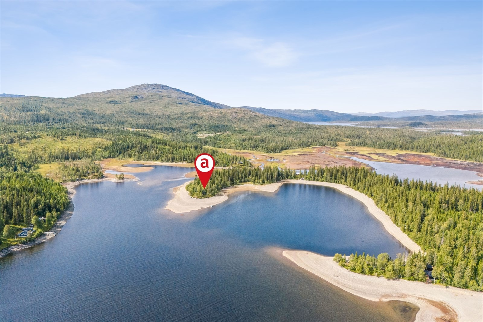 Tunnsjøen er en av flere regulerte innsjøer i Namsenvassdraget i forbindelse med vannkraft. Det er derfor varierende vannstand. Normalt sett har vannstanden vært en del høyere enn den er på bilder av eiendommen. Galleribilde