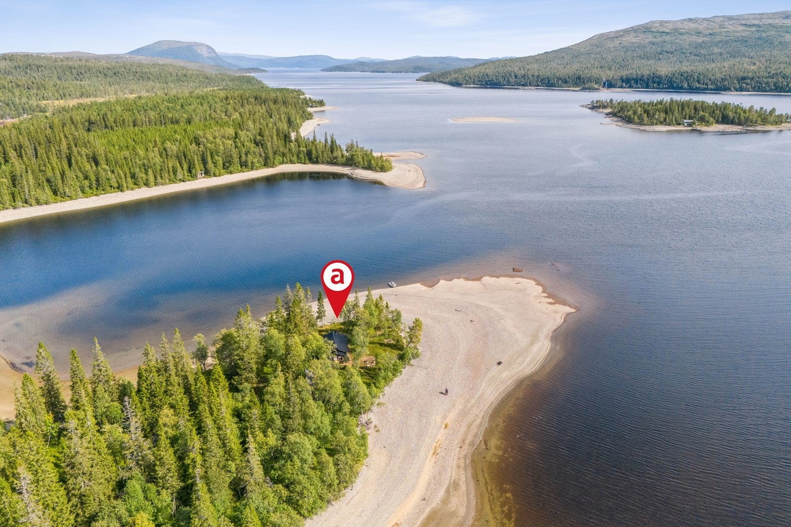 Idyllisk beliggenhet på egen odde ved Tunnsjøen i Stallvika - Vesentlig renovert i 2023! Galleribilde