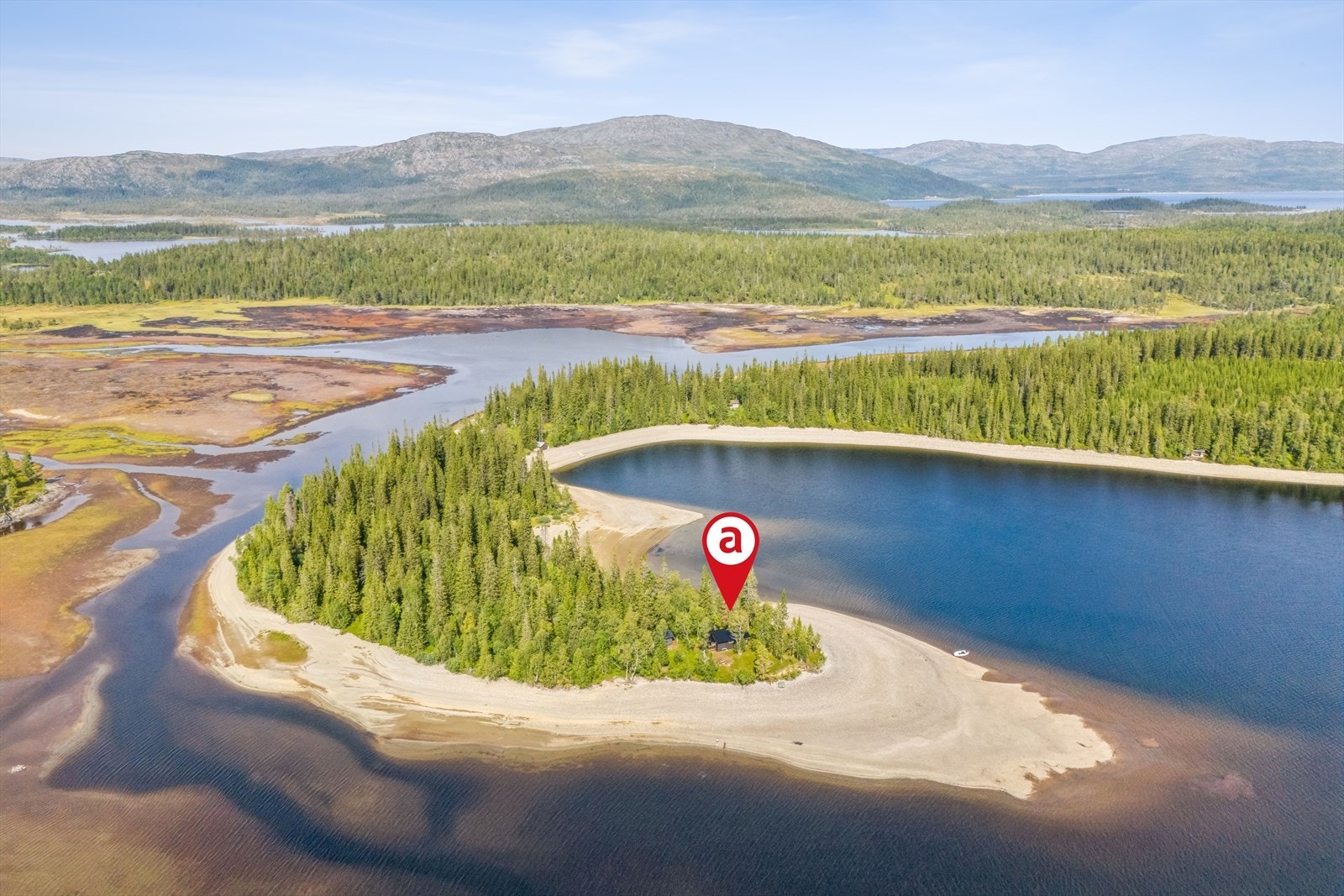 Meget pent beliggende hytte på en holme ved Tunnsjøen i Stallvika - Vesentlig renovert i 2023! Galleribilde