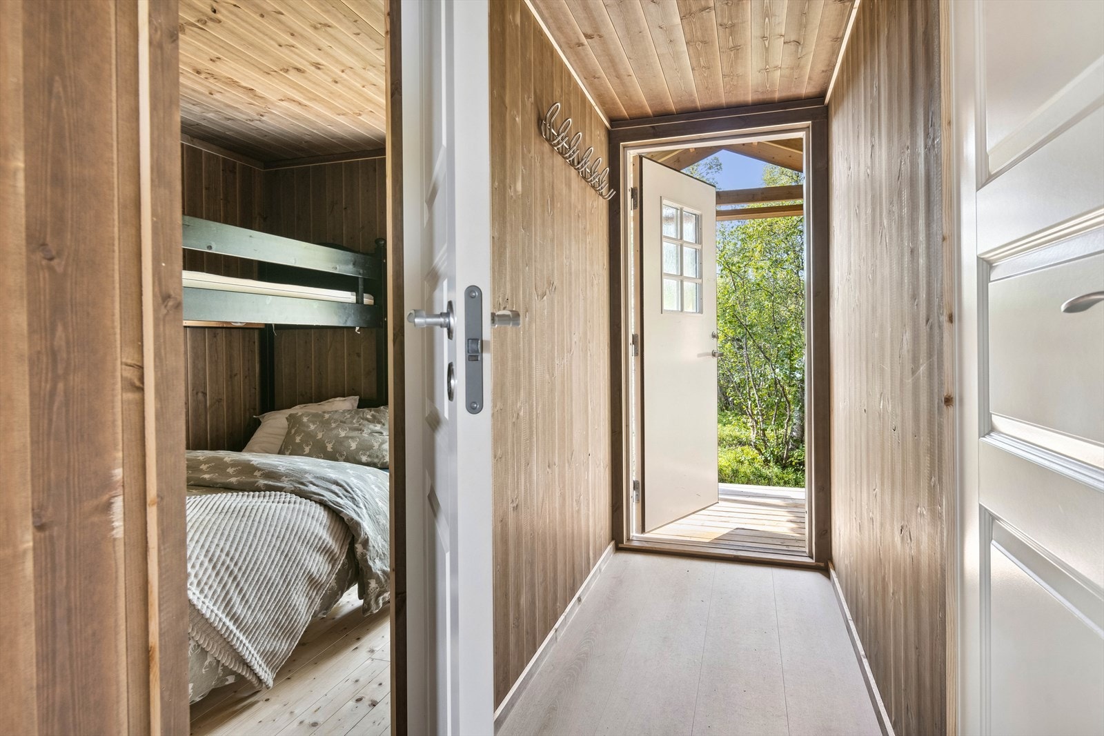 Velkommen inn! Hytta inneholder: Gang, kjøkken, stue, 2 soverom og rom for wc/vask.I tillegg uthus med avdelt utedo. Galleribilde