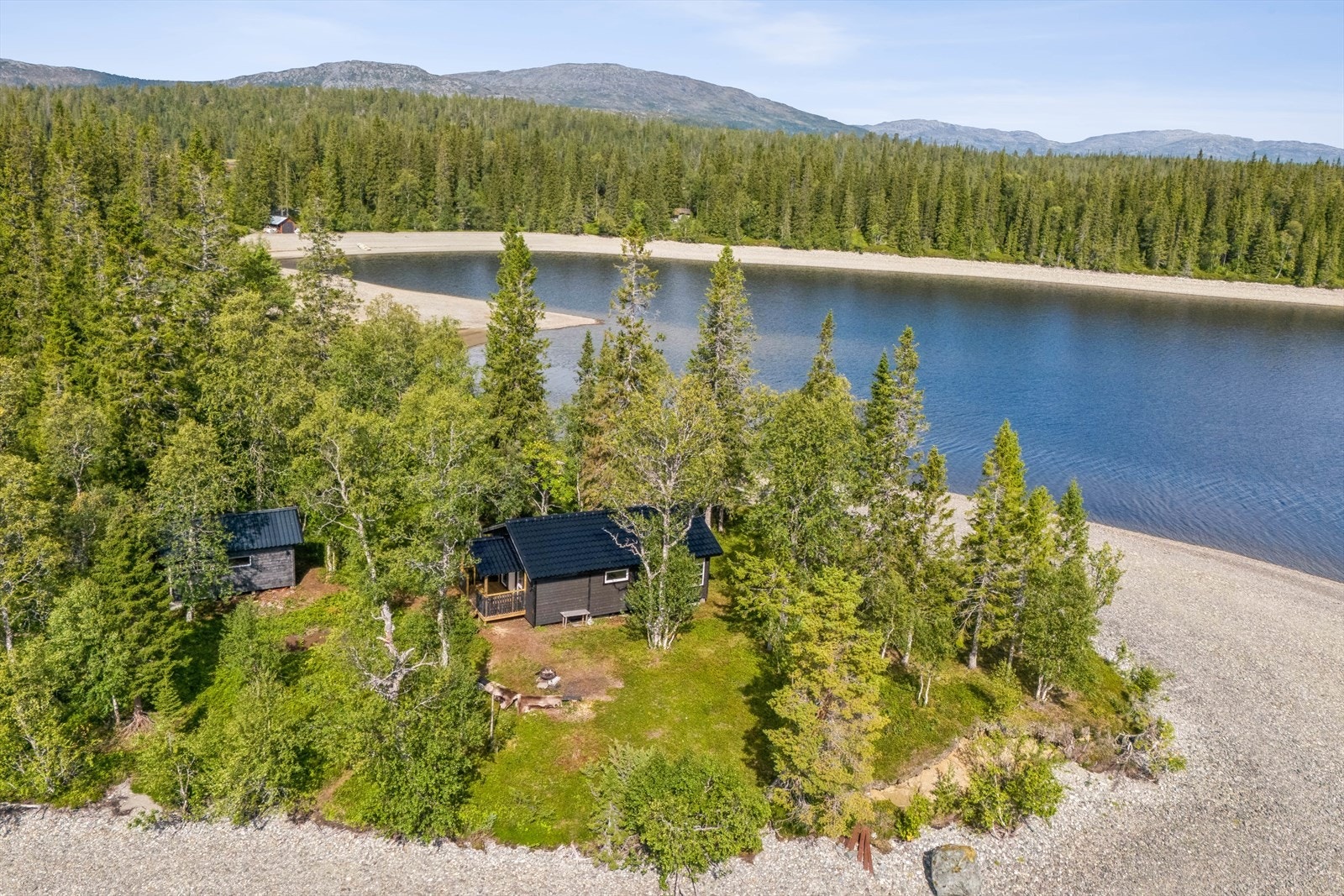 Adkomst sommer er med båt over vannet. Det er også mulig å gå til hytta rundt vannet, en tur som tar ca ei halvtime avhengig av tempo. Adkomst vinter via snøscooter (det må søkes kommunen om å tillatelse til å kjøre scooter til egen hytte). Galleribilde